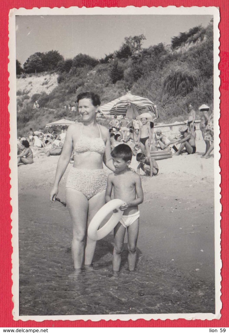 247667 / NUDE WOMAN AND LITTLE NUDE BOY Summer Beach , Vintage Original Photo , Bulgaria Bulgarie Bulgarien - Personas Anónimos