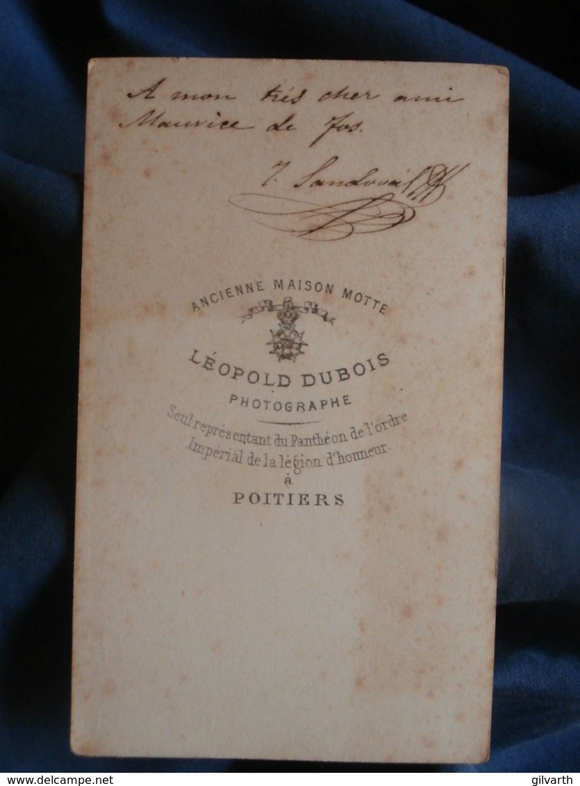 Photo CDV Léopold Dubois à Poitiers - Second Empire Jeune Garçon Présentant Une Gravure, Dédicace Au Dos, Ca 1865 L453 - Anciennes (Av. 1900)