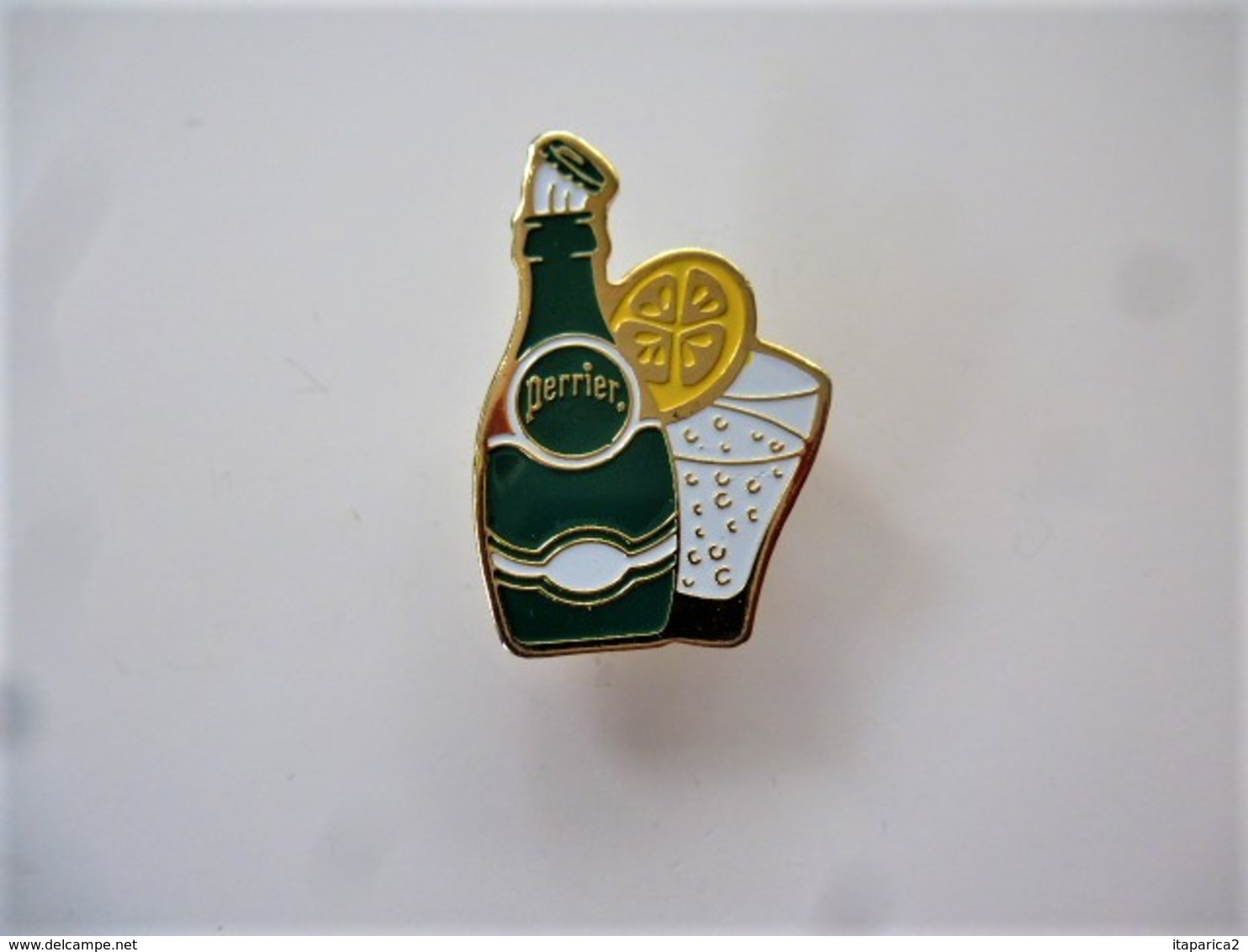 PINS Boissons BOUTEILLE DE PERRIER AVEC LE VERRE ET RONDELLE DE CITRON / 33NAT - Beverages