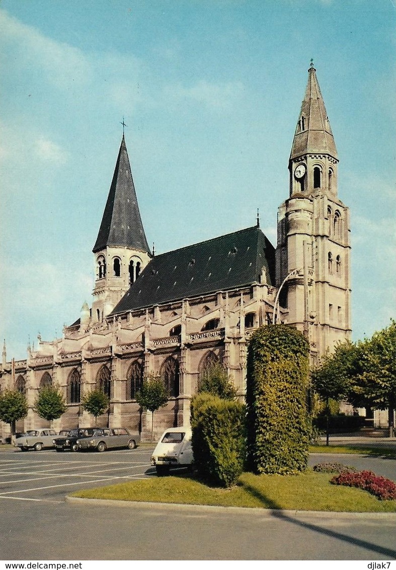 78 Poissy Eglise Notre Dame De Poissy Avec Automobiles (2 Scans) - Poissy