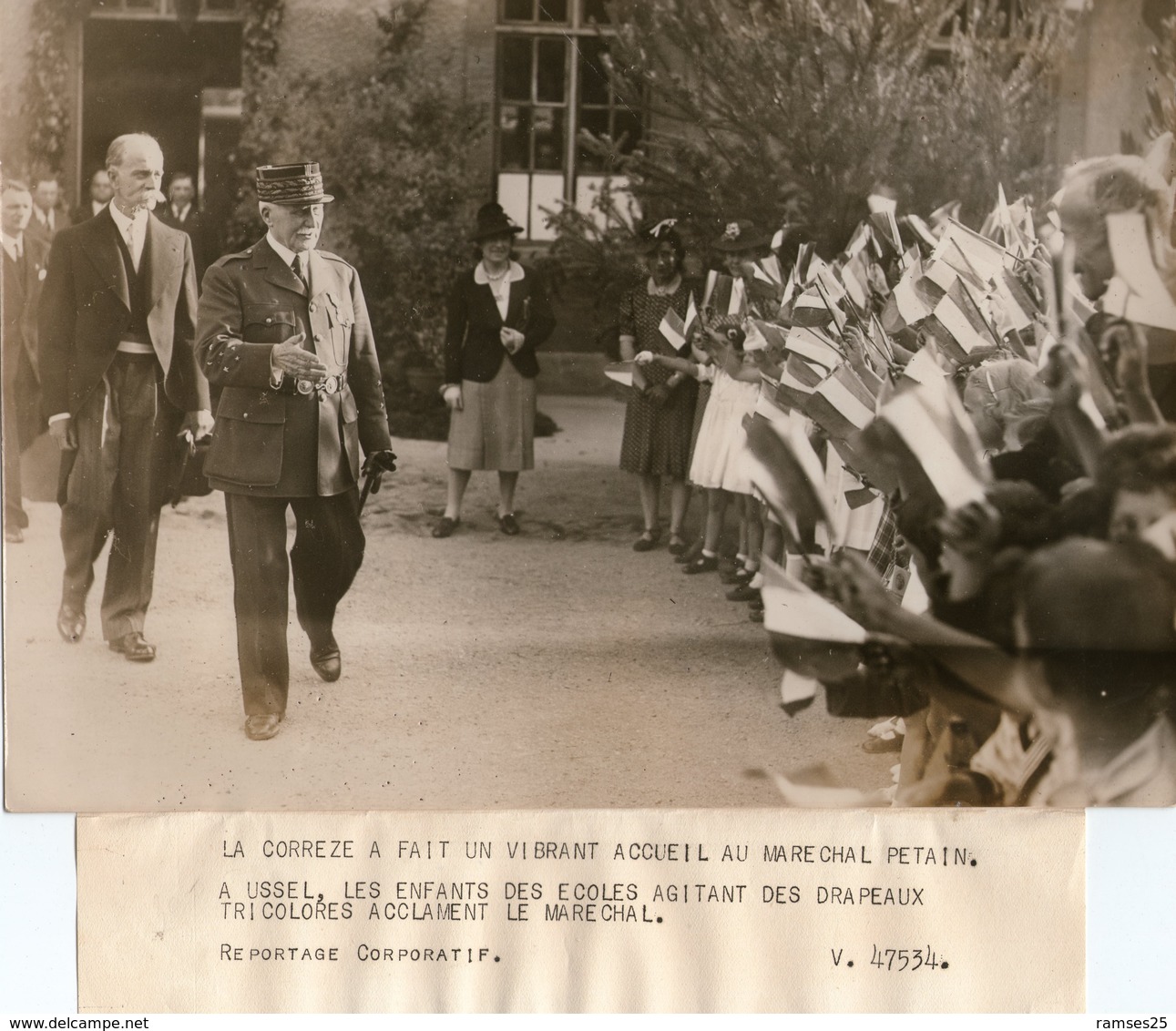 Photo Originale. Ussel . Marechal Petain . Les Enfants Des Ecoles Acclame Le Marechal . Photo De Presse18X24cm - Ussel