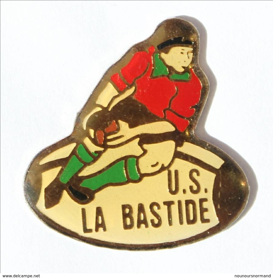 Pin's LIMOGES (87) - U.S DE LA BASTIDE - Le Rugbyman Sur Ballon Ovale - I543 - Rugby