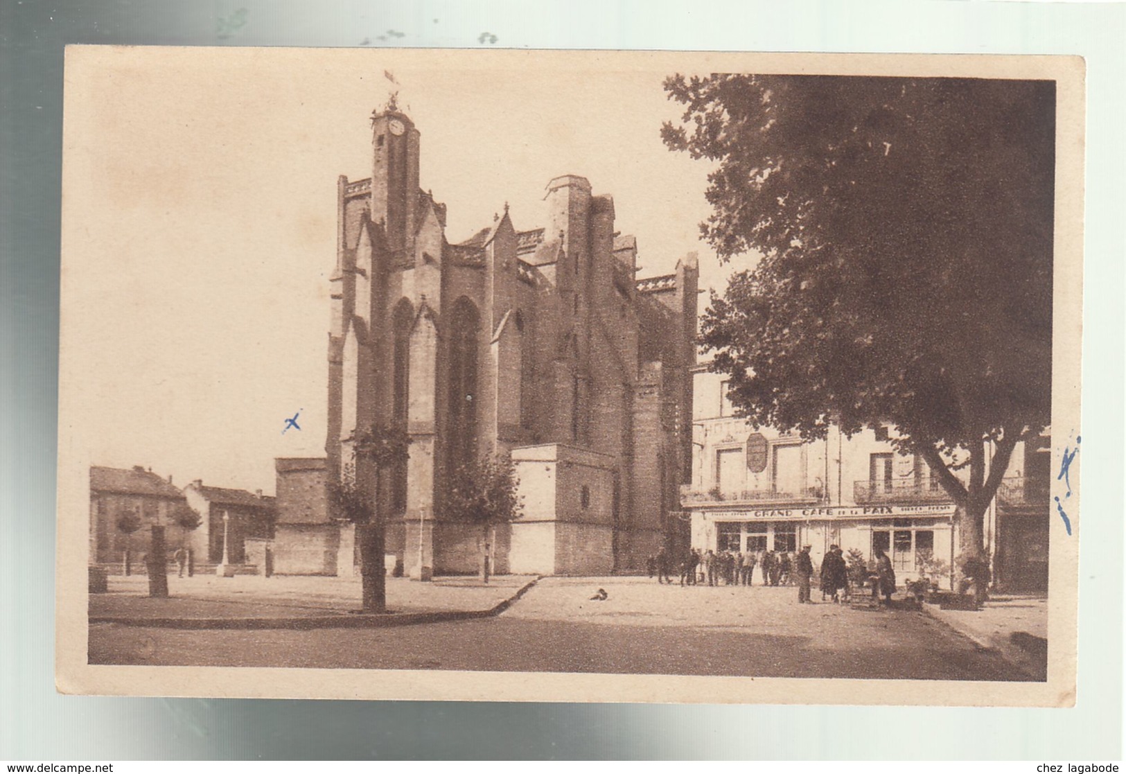 CP (34) Capestang - Place Et Eglise - Capestang