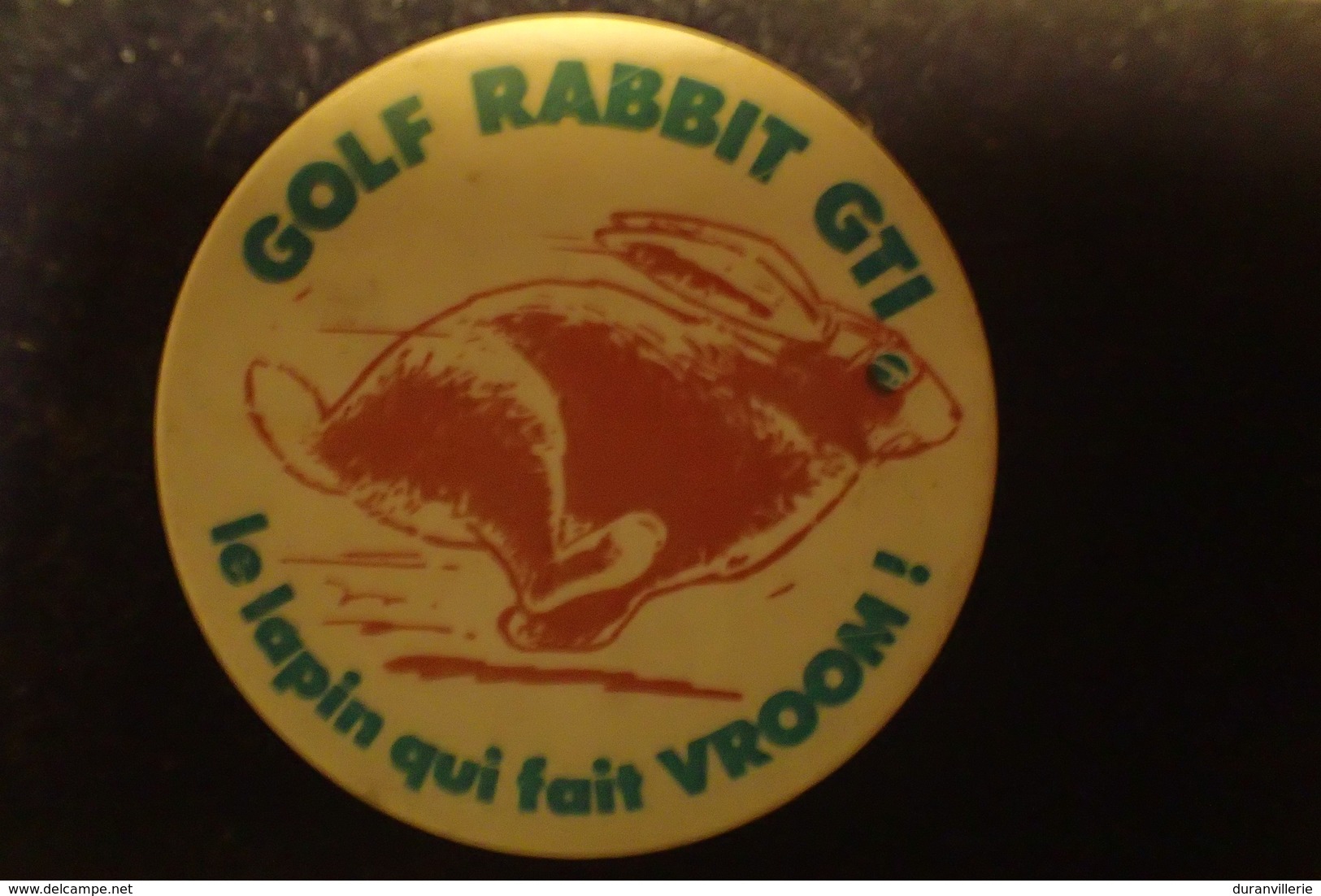 Pin's Badge Golf Rabbit GTI De VOLKSWAGEN - Le Lapin Qui Fait Vroom - Volkswagen