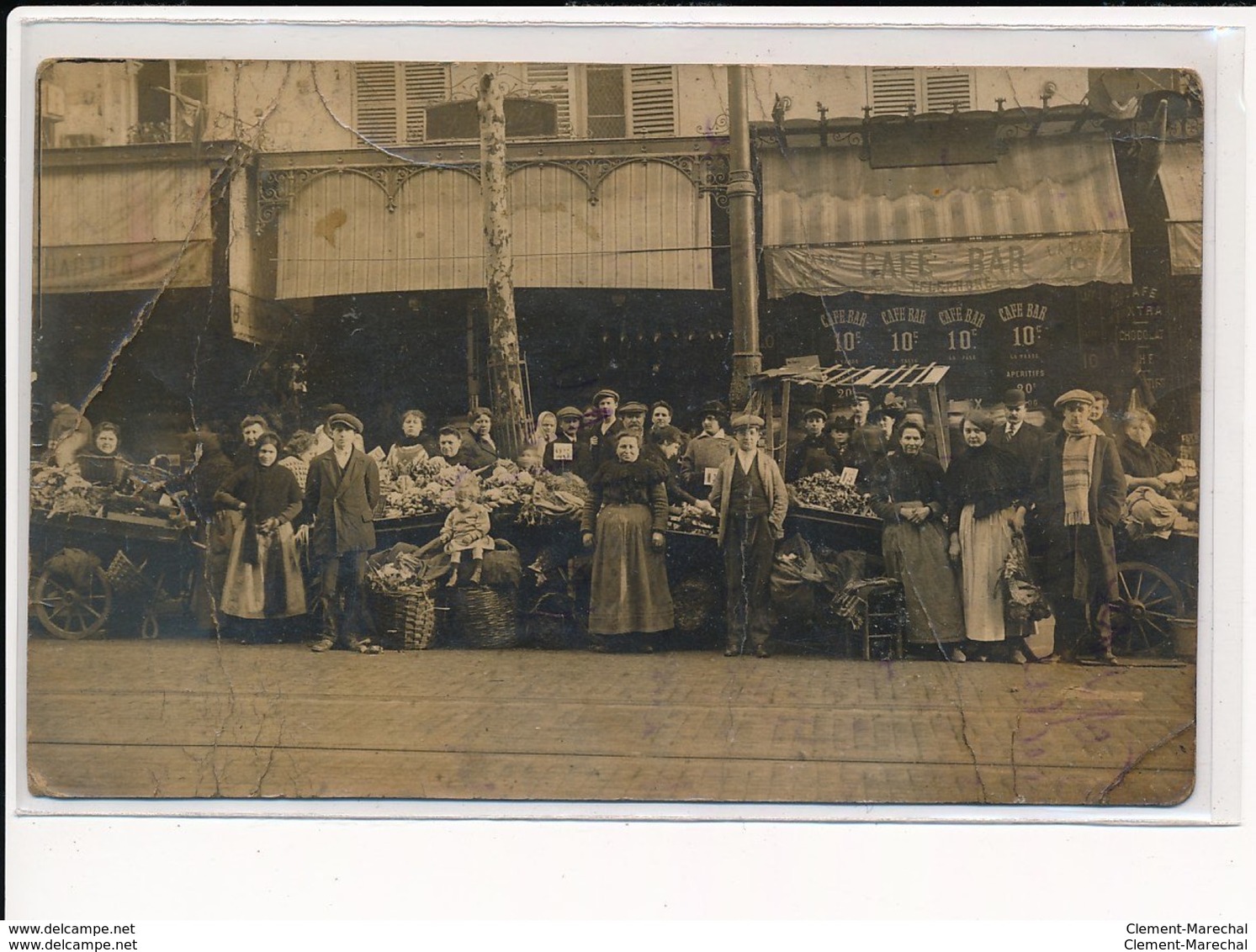 CARTE PHOTO A LOCALISER : Paris(?) Marché, Café Bar - Etat - Photos