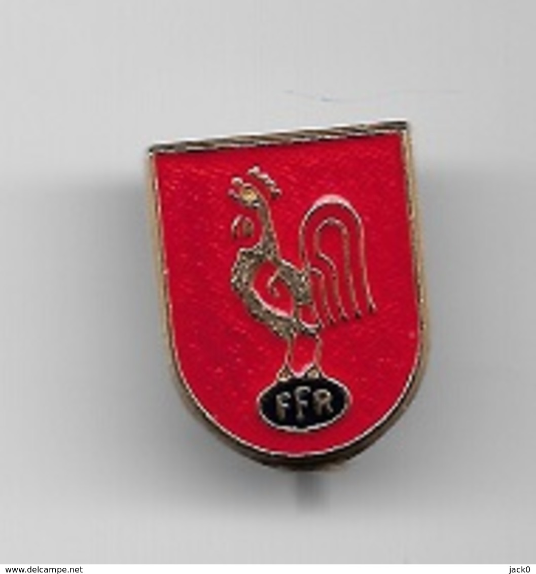 Pin's, Broche  Fond  Rouge  Sport  RUGBY, F.F.R  Avec  Animal  COQ - Rugby