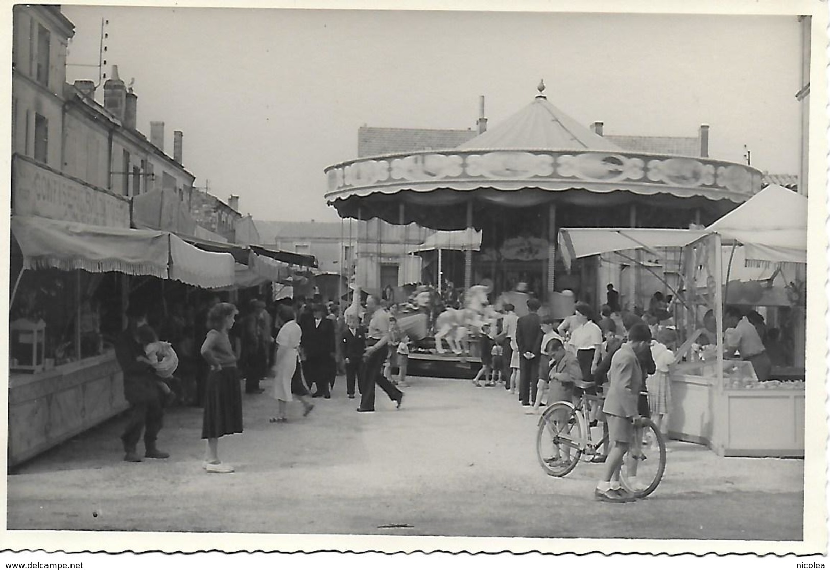 CHARENTE - ANGOULEME PLACE DES BOISSIERES 1951 - PHOTO ORIGINALE - TOP !  FETE FORAINE ANIMEE - Angouleme