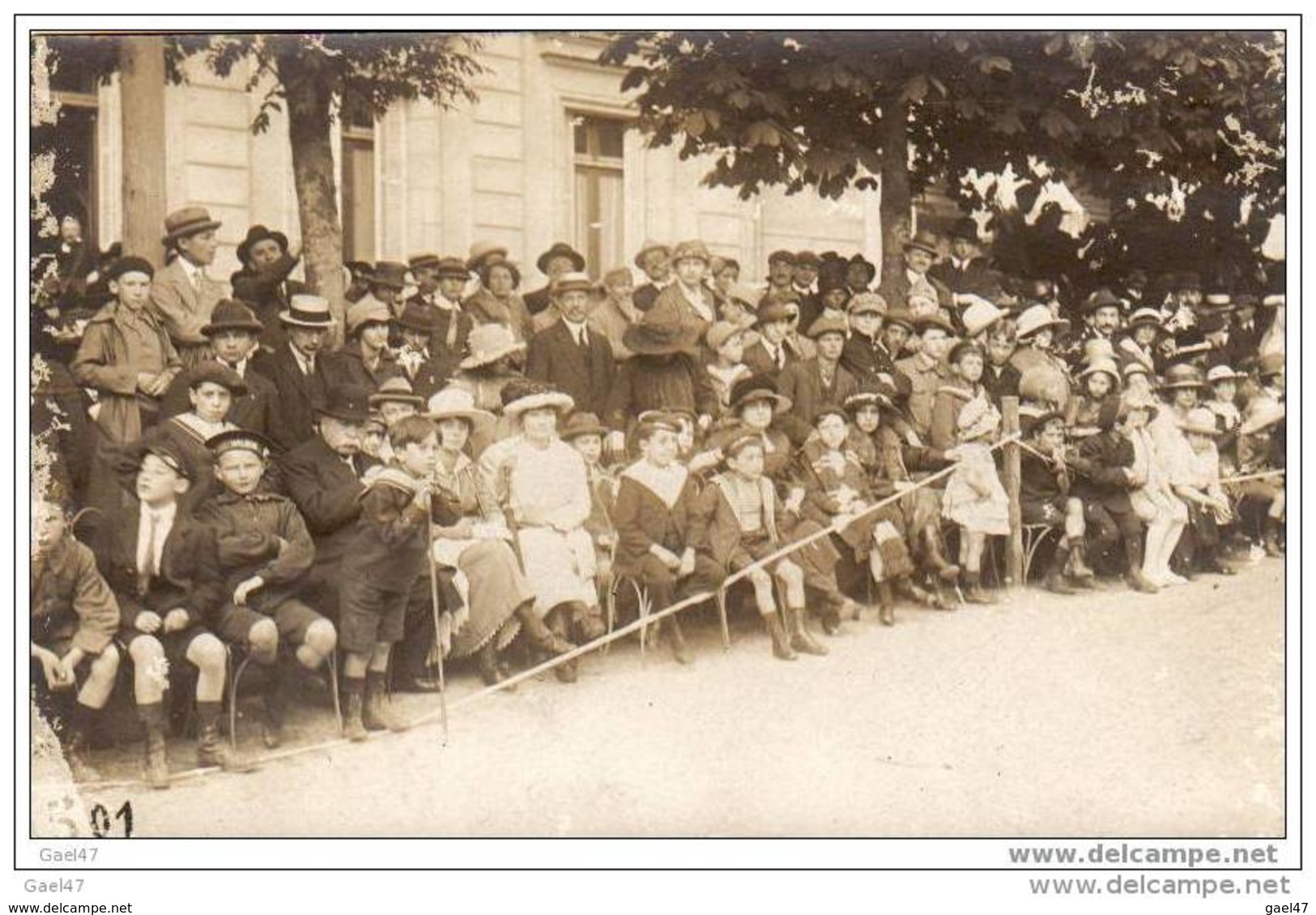 FETES - CARTE PHOTO A IDENTIFIER - Foule Compacte Derrière Une Barrière De Cordes (Ref 2334) - To Identify