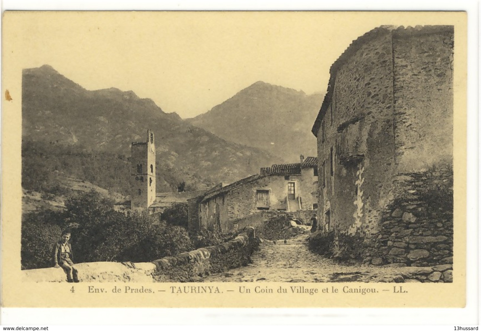 Carte Postale Ancienne Taurinya - Un Coin Du Village Et Le Canigou - Autres & Non Classés