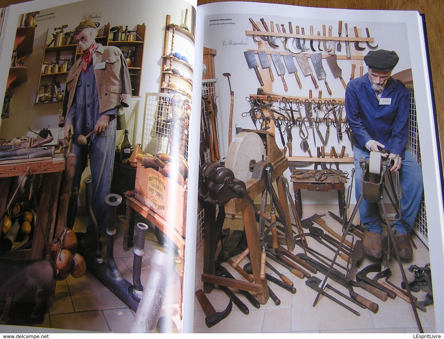 MAISON DE LA VIE PAYSANNE ET DES METIERS OUBLIES Ancien Métier Fer Bois Cloutier Vétérinaire Fermier Outils Outil