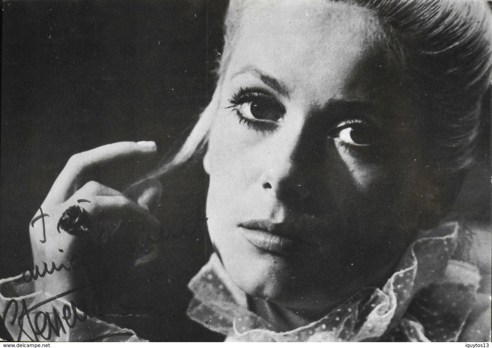 CPM. Carte-Photo - France > Célébrités > Artistes > Catherine DENEUVE - Editions "La Roue Tourne" - TBE - Artiesten