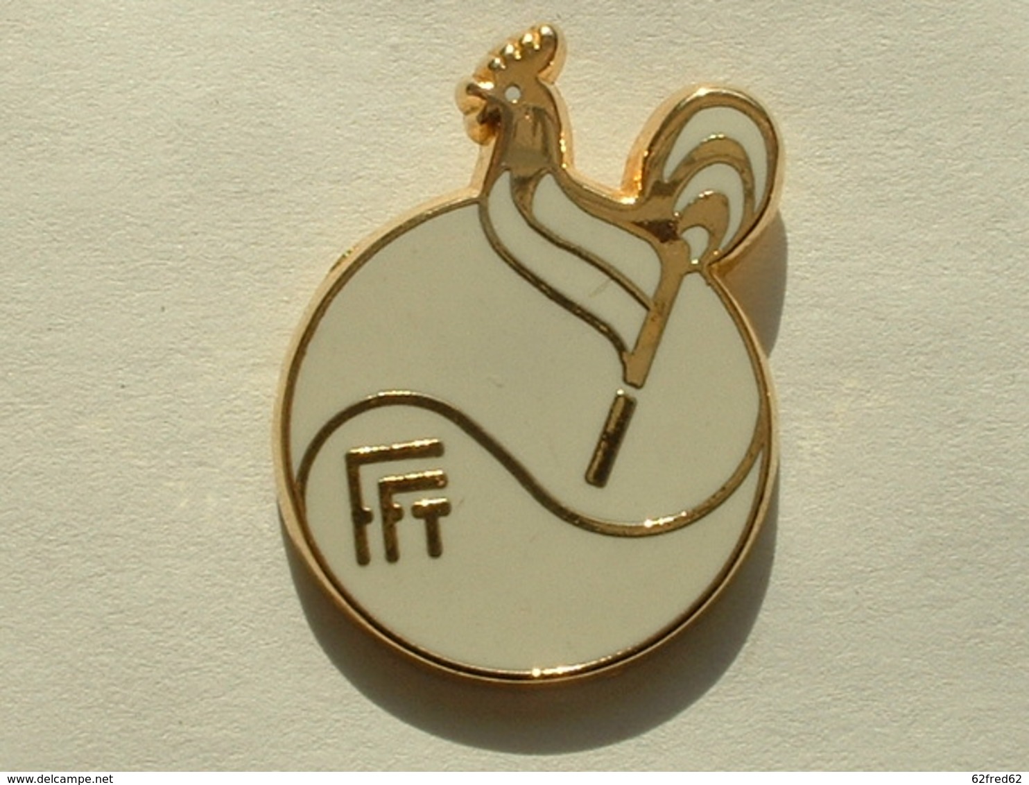 PIN'S FFT - FEDERATION FRANCAISE DE TENNIS - COQ - FOND BLANC - SIGNE BALLARD - Tennis