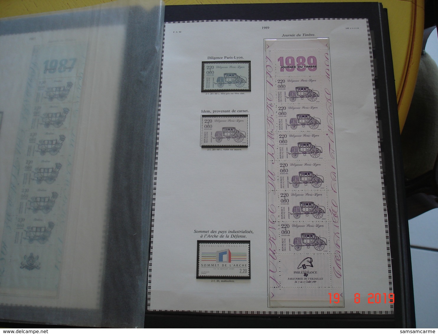 ALBUM CONTENANT TIMBRES,BLOCS FEUILLETS ET CARNETS NON PLIES NEUFS LUXE DE FRANCE  TRES BELLE COTE