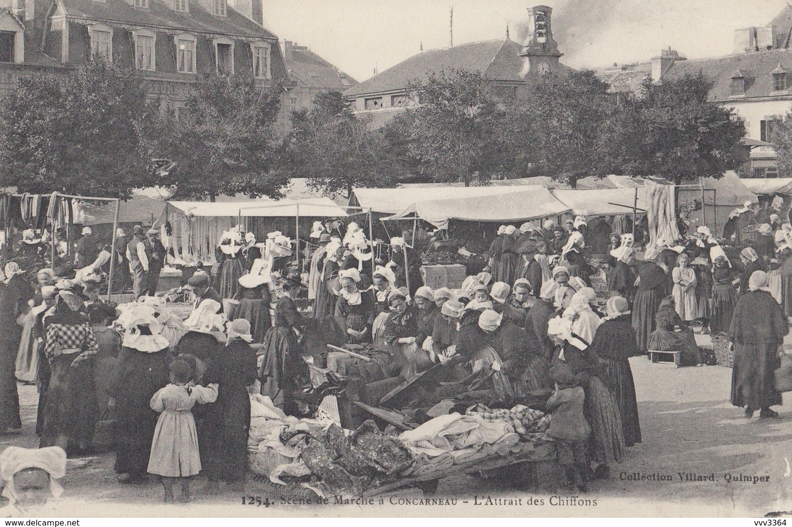 CONCARNEAU: Scène De Marché - L'attrait Des Chiffons - Concarneau