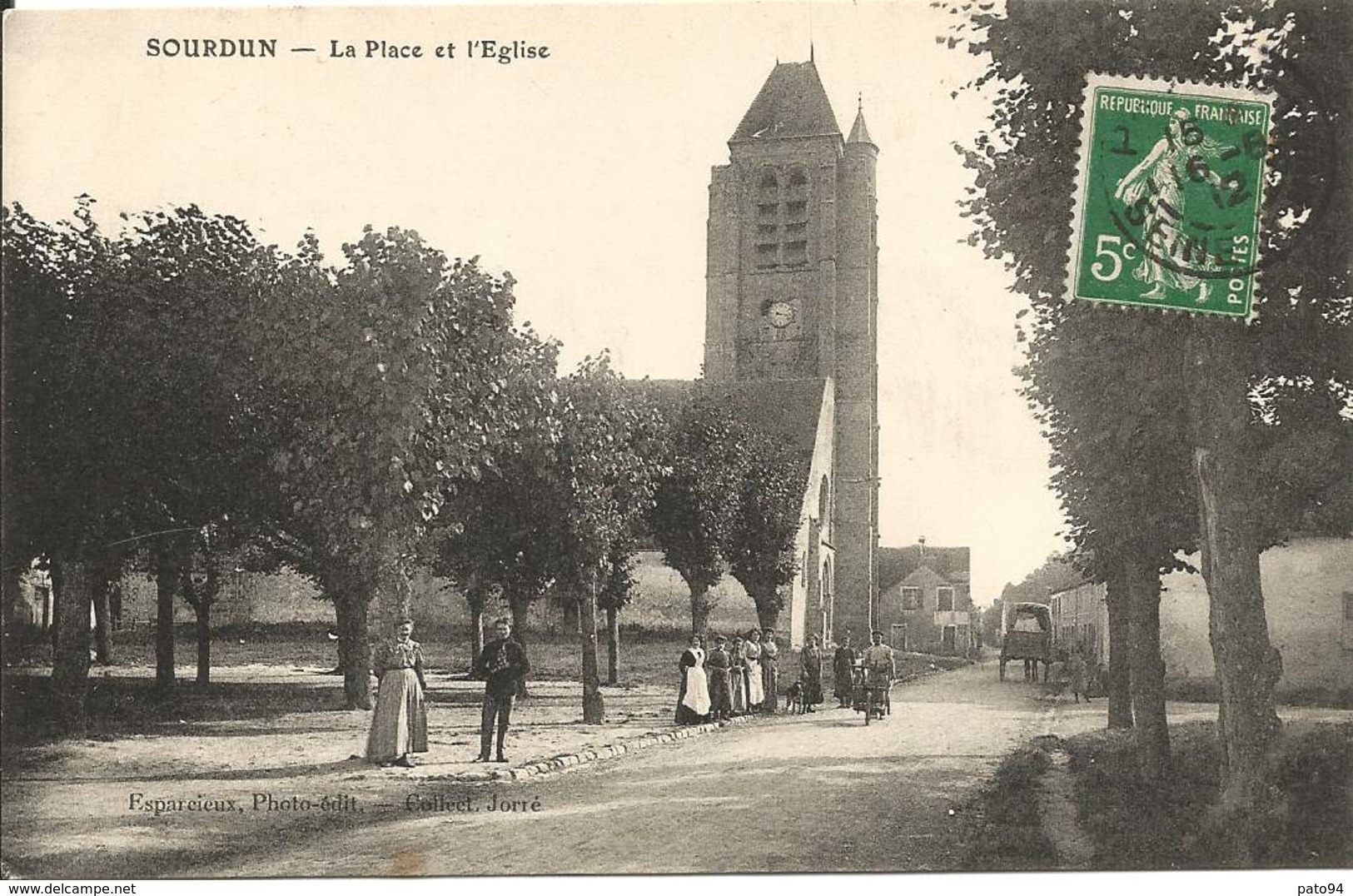 SOURDUN  -  La  Place  Et  L ' Eglise - Autres & Non Classés