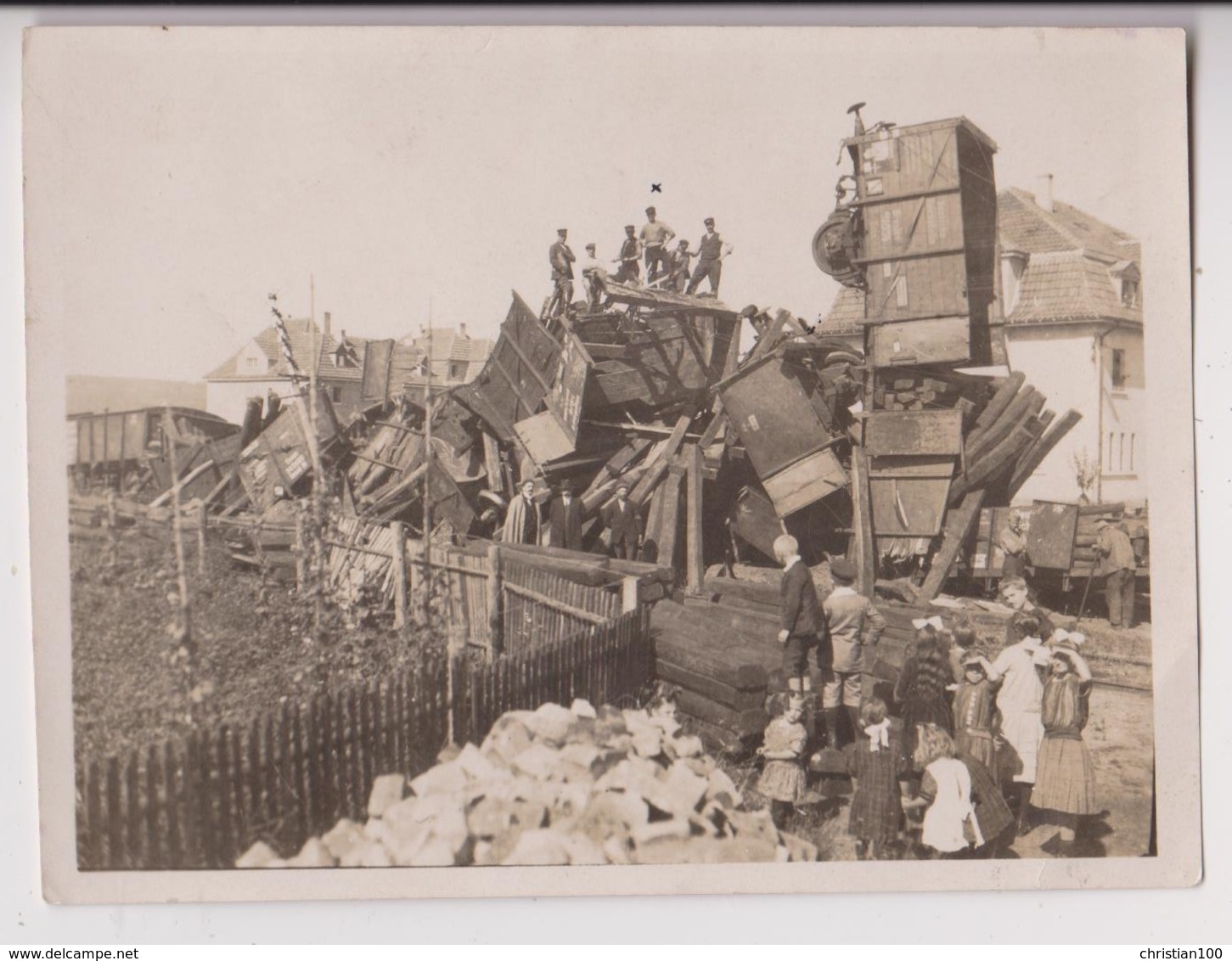 ACCIDENT DE TRAIN DANS UNE GARE A SITUER - WAGONS CHARGES DE PLANCHES DE BOIS - PHOTO 11 CM X 8 CM - 4 SCANS - - Trains