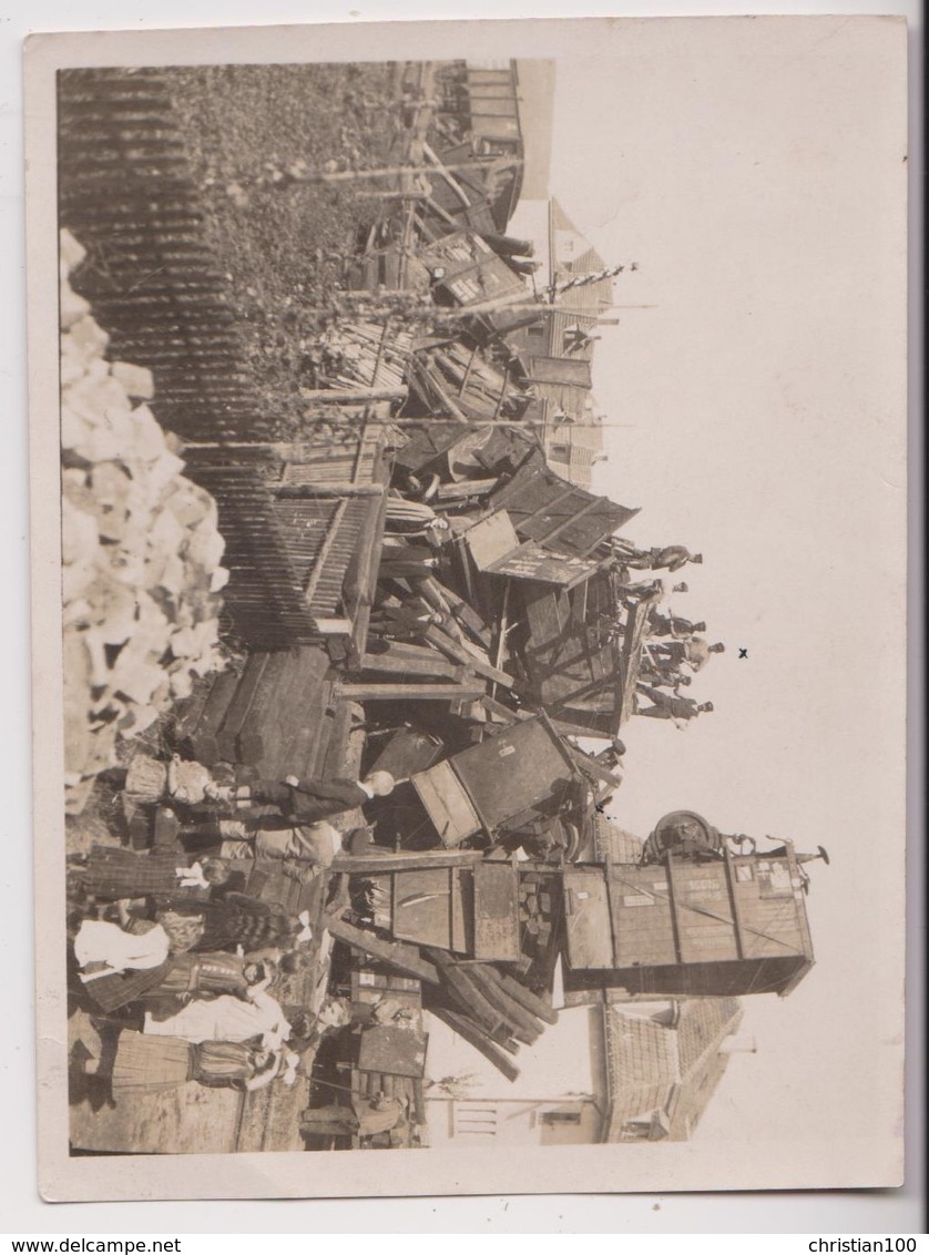 ACCIDENT DE TRAIN DANS UNE GARE A SITUER - WAGONS CHARGES DE PLANCHES DE BOIS - PHOTO 11 CM X 8 CM - 4 SCANS - - Trains