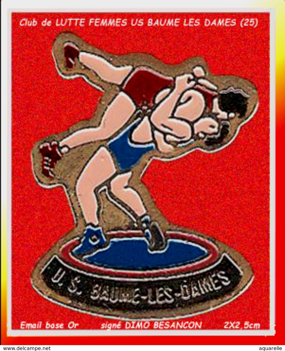 SUPER PIN'S LUTTE CLUB FEMININ : Club De LUTTE De BAUMES Les DAMES (25) émail Base Or Signé DIMO  2X2,5cm - Wrestling