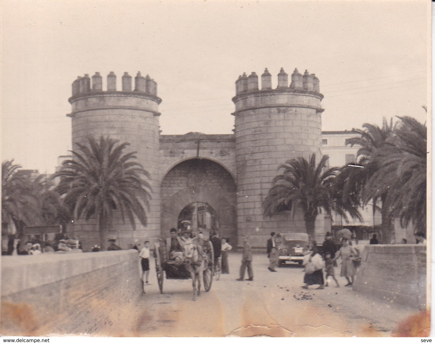 ESPAGNE BADAJOZ Puerta De Las Palmas 1947 Photo Amateur   Format Environ 7,5 X 5,5 Cm - Esquela