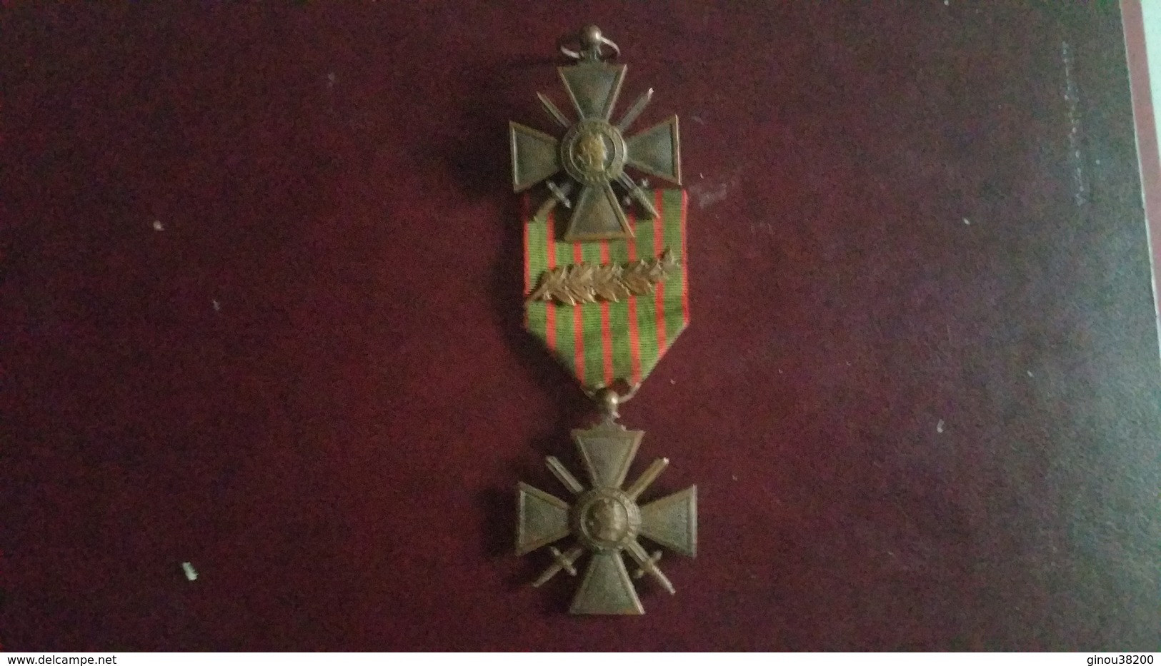 Lot De 2 Croix De Guerre Donc Une Avec Palme Et L'autre Sans Ruban Voir Photo - France