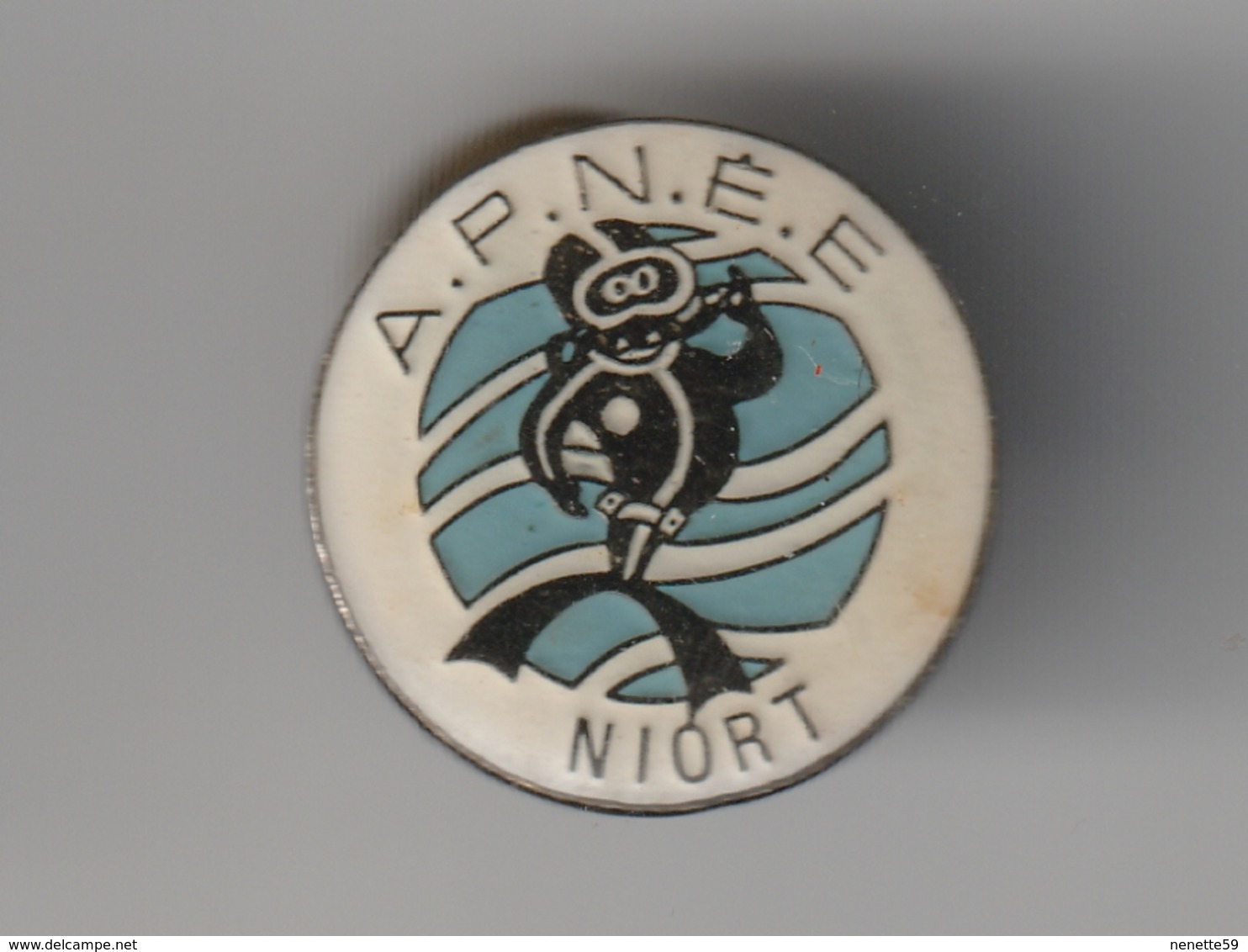 Pin's APNEE NIORT - Club De Plongée Sous Marine ( Dép 79 ) - Natation