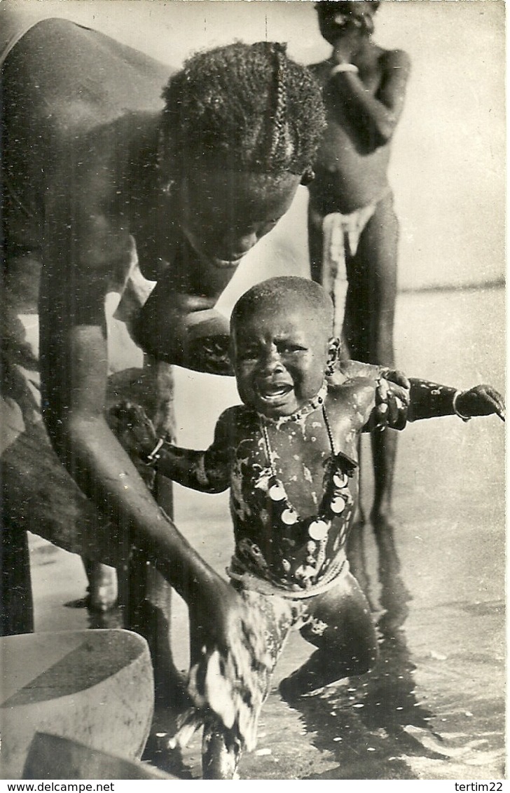 ( AFRIQUE   )  ( NIGER  ) ( ETHNIE ET CULTURE ) TOILETTE DE BEBE AU FLEUVE - Niger