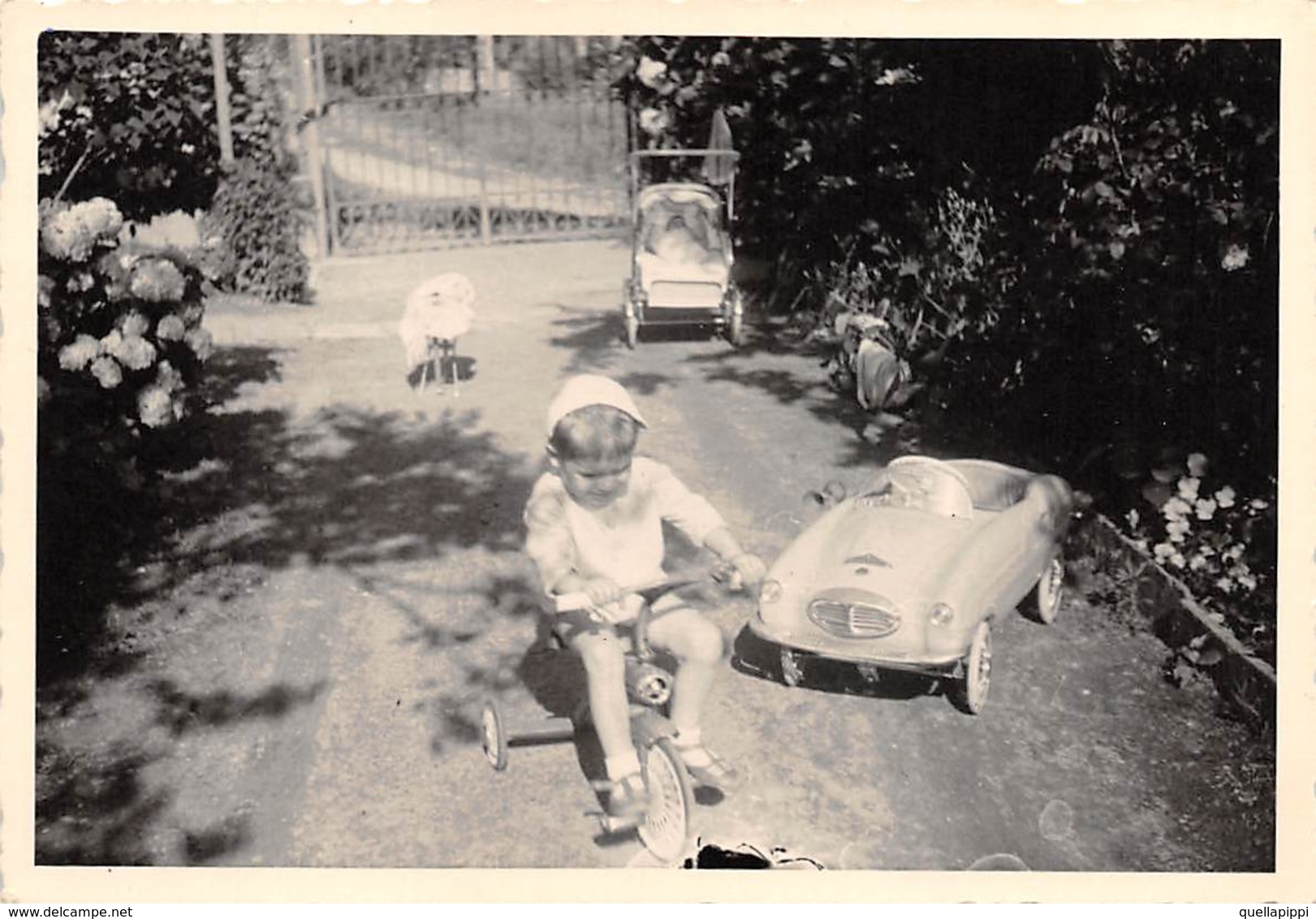 09406 "TRICICLO E AUTO A PEDALI - ANNI '50" ANIMATA.  FOTO ORIGINALE - Oggetti