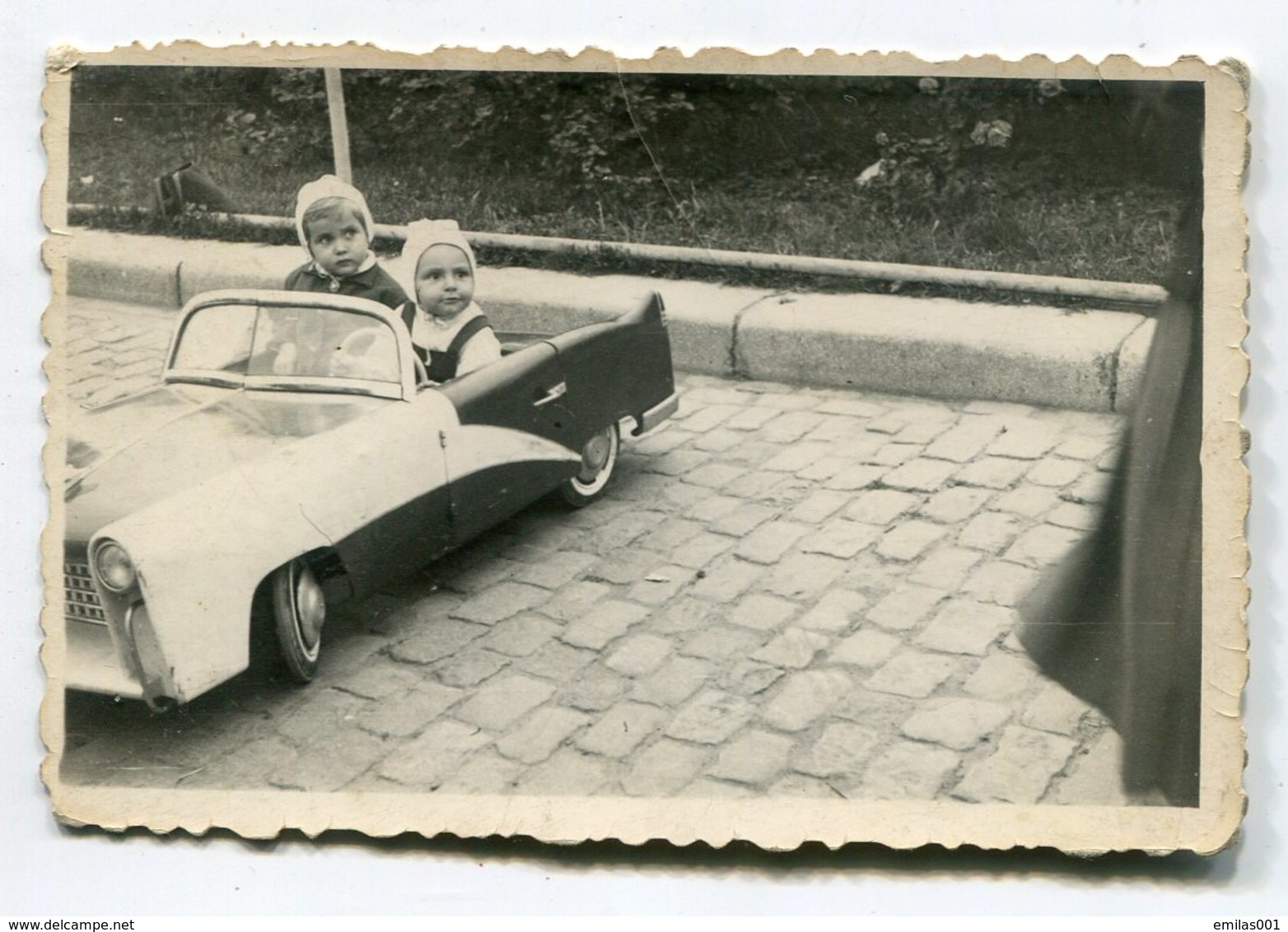 Photo Originale , Souvenir , Enfant En Voiture  Jouet , Dim. 9.0 X 6.0 Cm - Personnes Anonymes