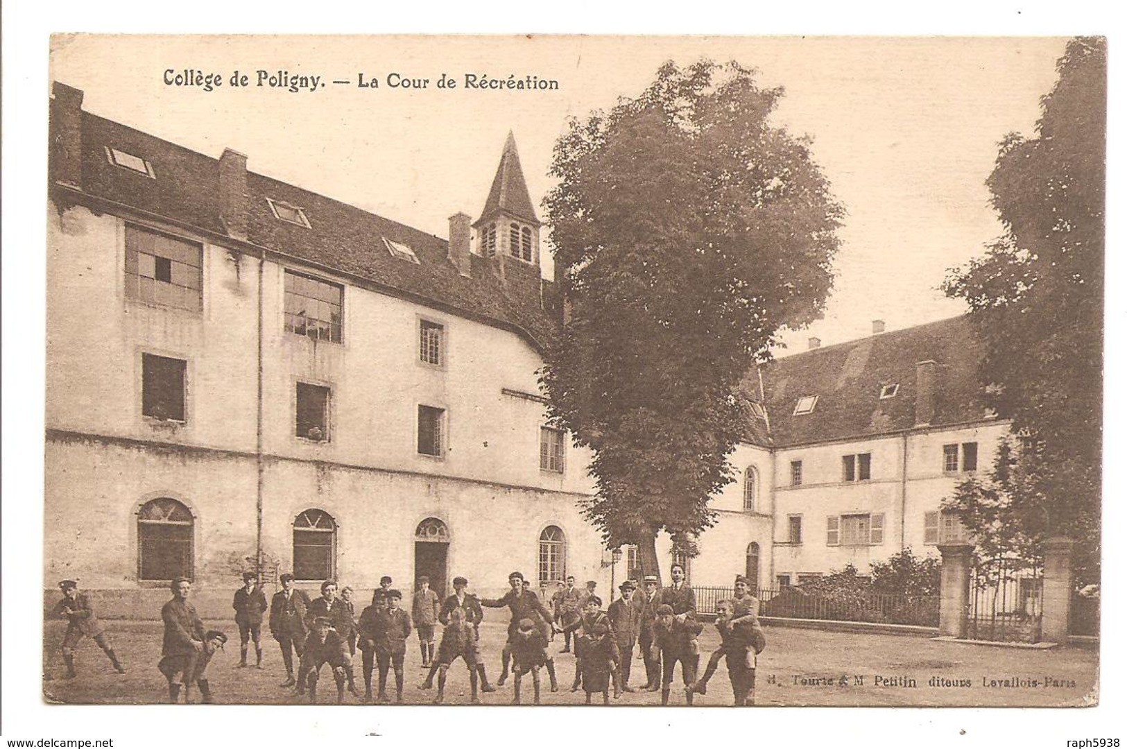 POLIGNY     ( Jura )  COLLÈGE  LA COUR DE RECRÉATION - Poligny