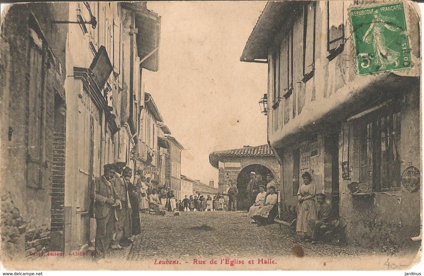 LOUBENS ( Haute Garonne ) : Rue De L'église Et Halle Trés Animées Avec  Les Villageois (carte Trés Rare ) - Altri & Non Classificati