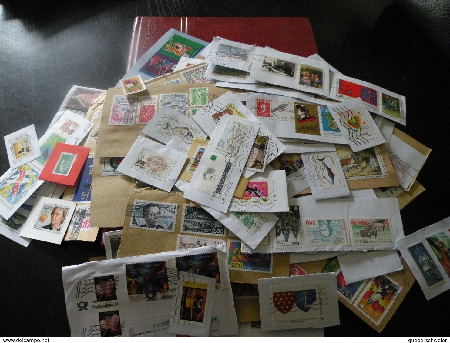 Carton De 2,5 Kg De Timbres Sur Plaquettes Découpes De Courriers Entiers Postaux Et Lettres Avec Classeur - Collections (sans Albums)