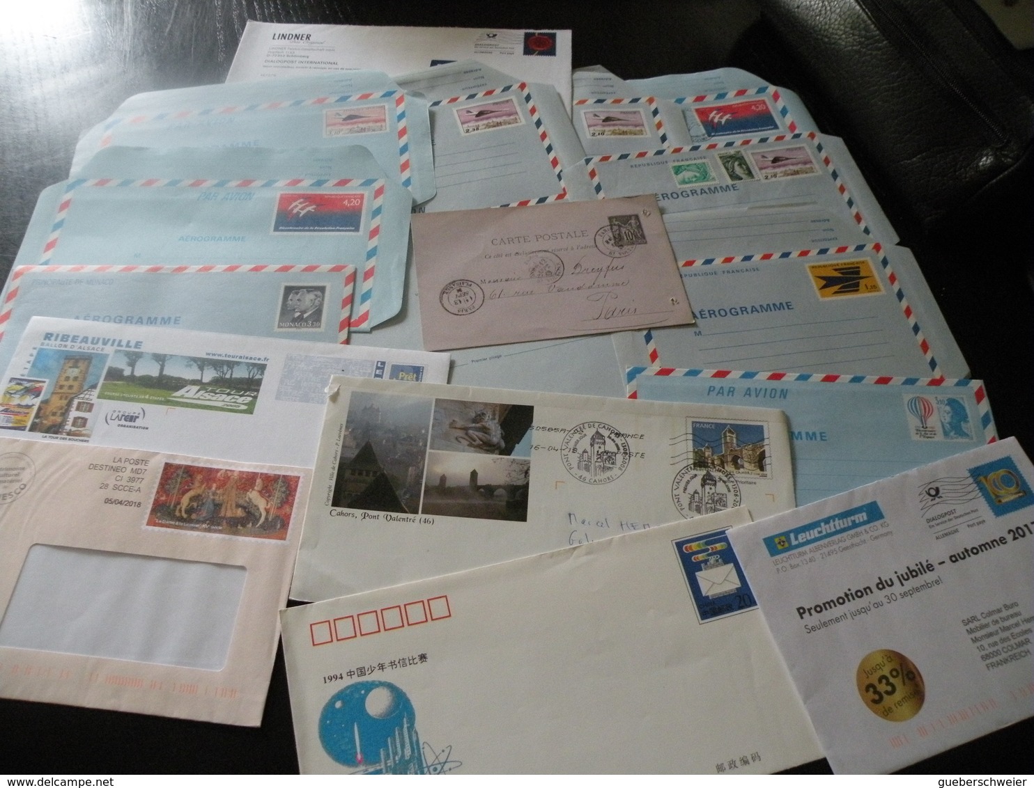 carton de 2,5 kg de timbres sur plaquettes découpes de courriers entiers postaux et lettres avec classeur