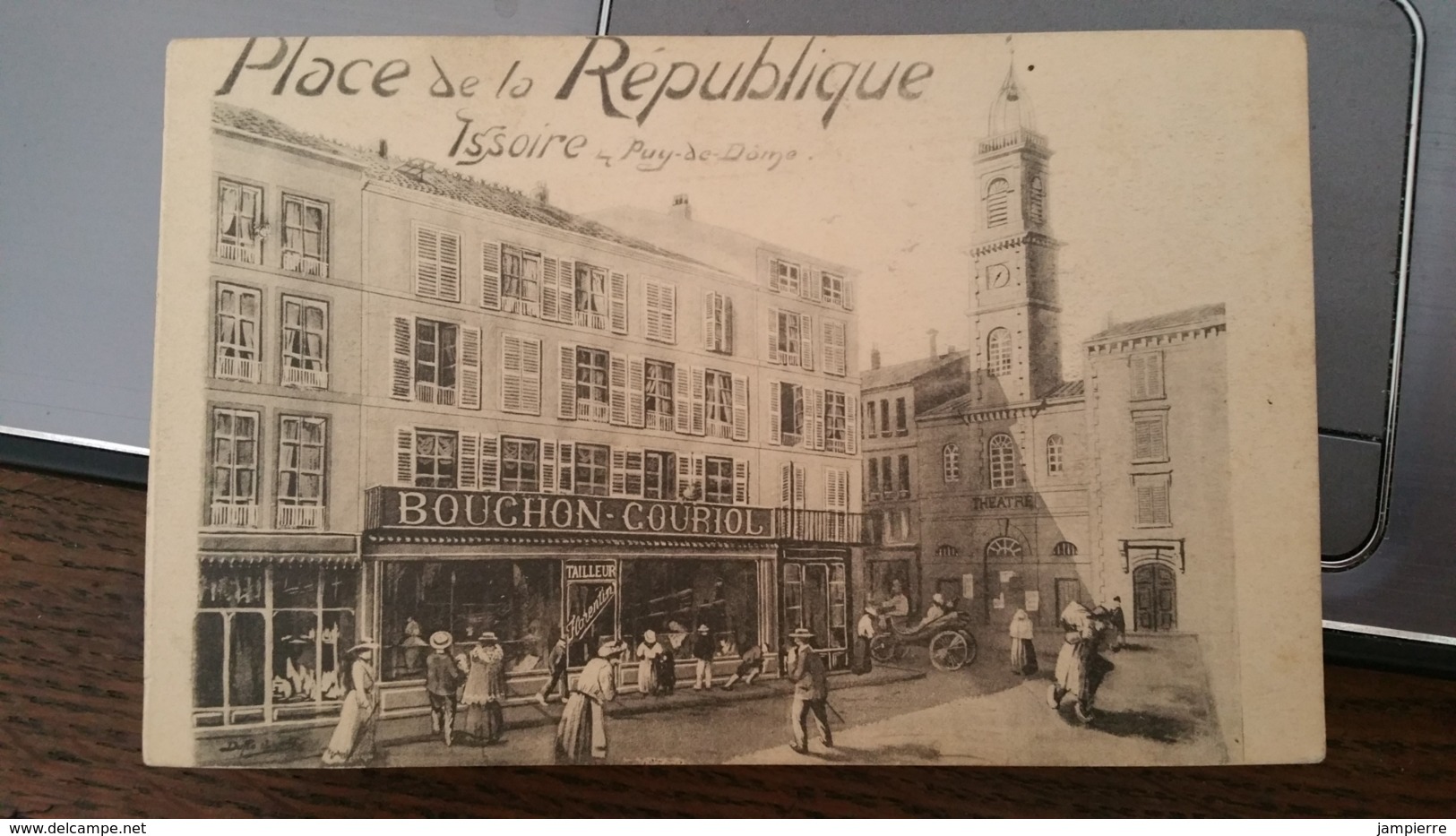 Issoire - Place De La République - Bouchon Couriol, Tailleur - Théâtre - Lithographie Format CPA - Verso Vierge - Issoire