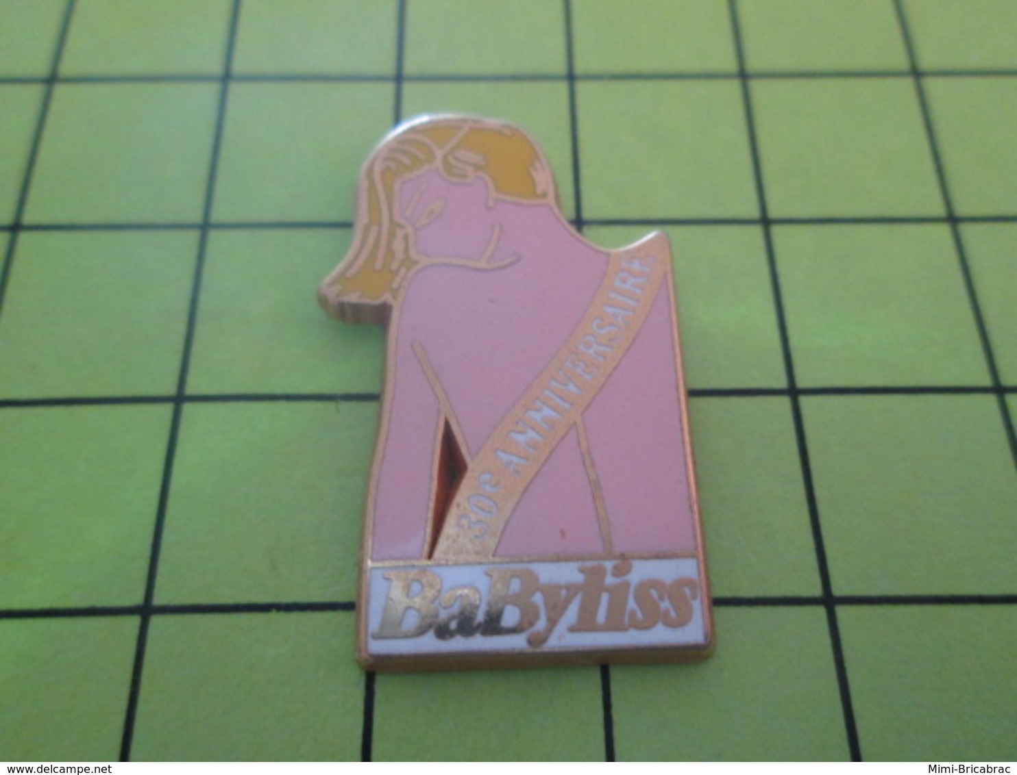 1415c PINS PIN'S / Beau Et Rare : Thème ARTHUS BERTRAND / FEMME NUE BABYLISS 30e ANNIVERSAIRE - Arthus Bertrand