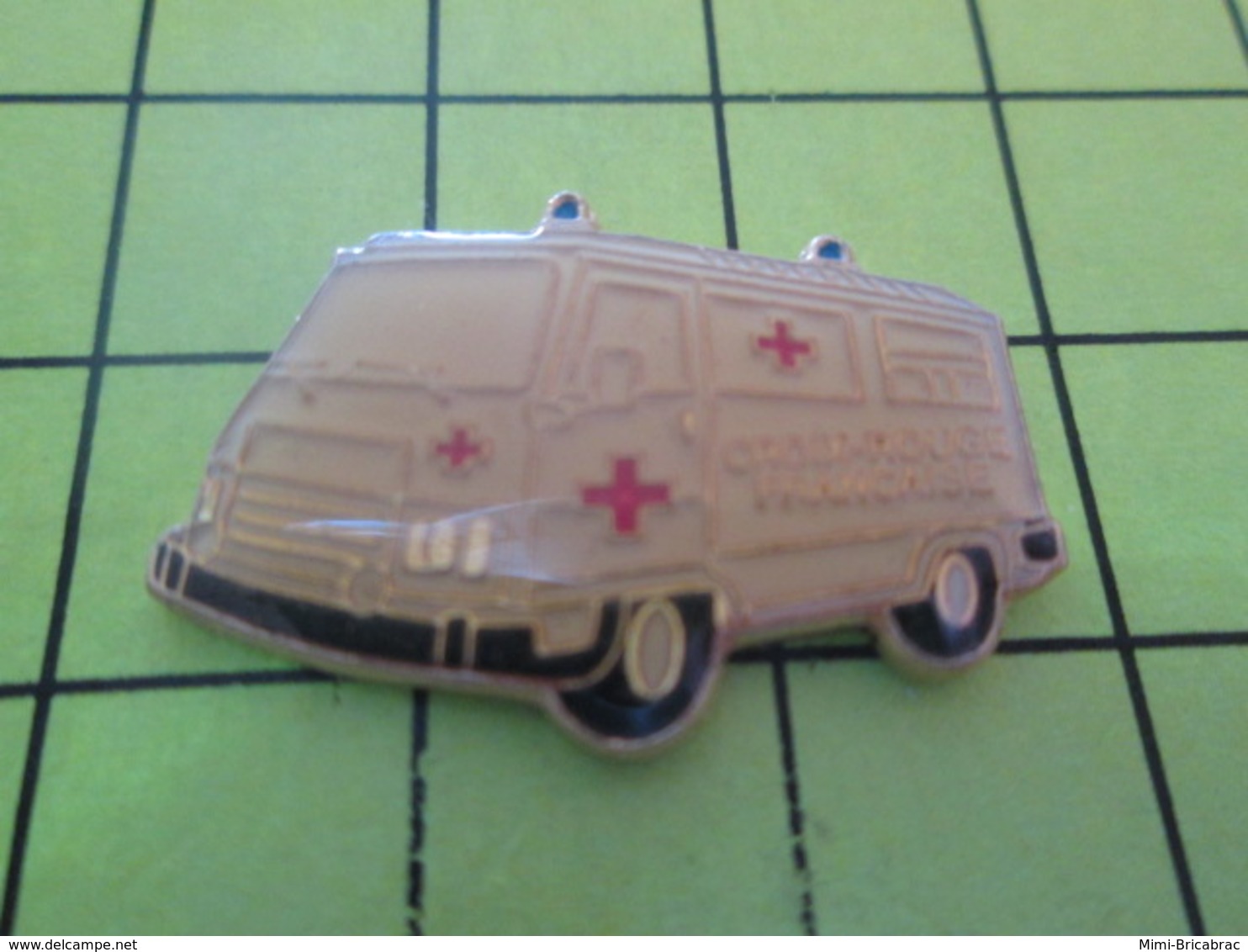 313k PINS PIN'S / Beau Et Rare : Thème MEDICAL / CROIX ROUGE AMBULANCE - Médical