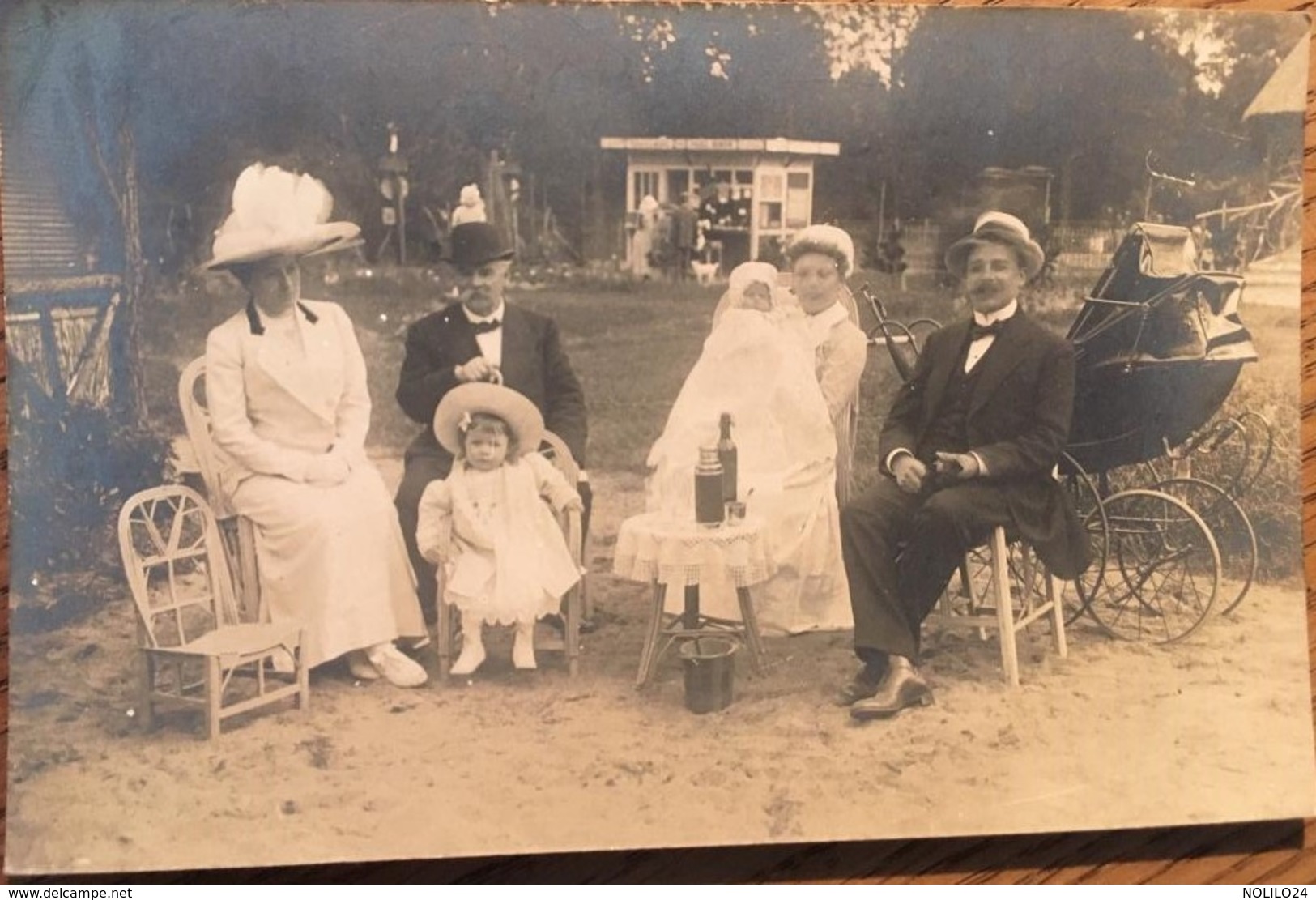 CPA PHOTO De Famille,  Baptème? Les Parents, Le Parrain Et La Marraine Et L'enfant Posent, 1900 à 1920 - Photographs