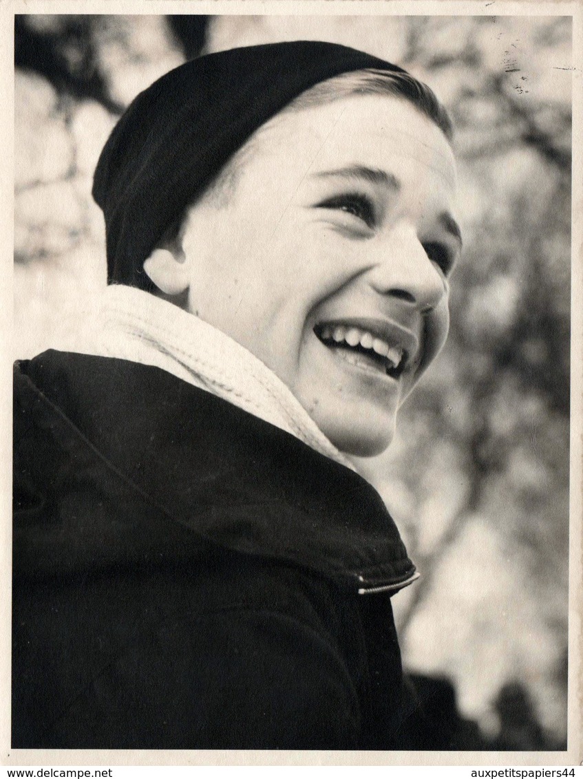 Grande Photo Originale Portrait D'Adolescent Souriant En Vue Contre-Plongée Vers 1960 - Personnes Anonymes