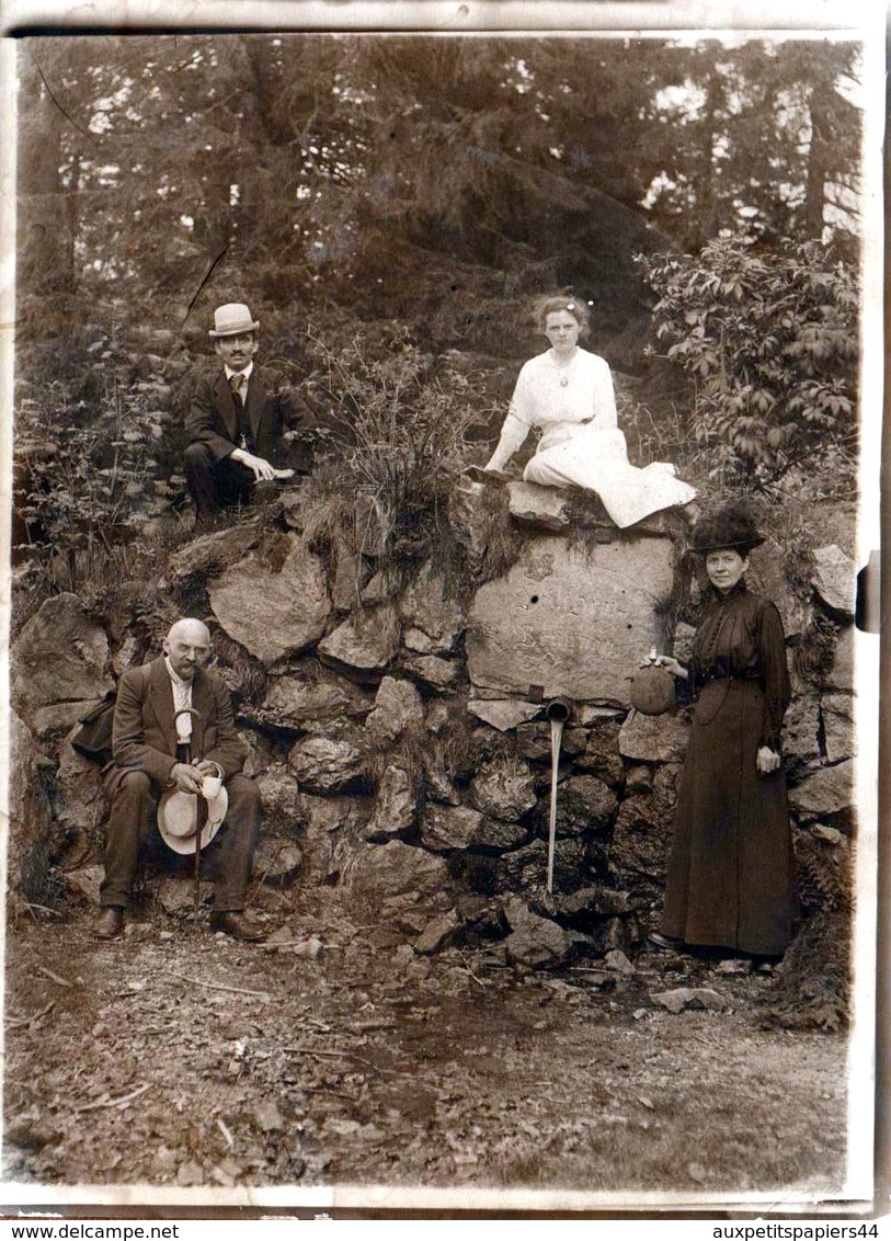 Tirage Photo Albuminé Original Groupe D'individus Entourant Une Fontaine En Forêt Vers 1900 - Pierre & Inscription - Personnes Anonymes