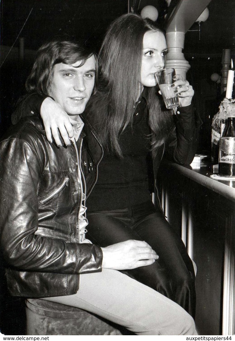 Photo Originale Couple Sexy, Femme Sur Les Genoux De Monsieur Prenant L'Apéritif Au Bar En 1970 - Personnes Anonymes