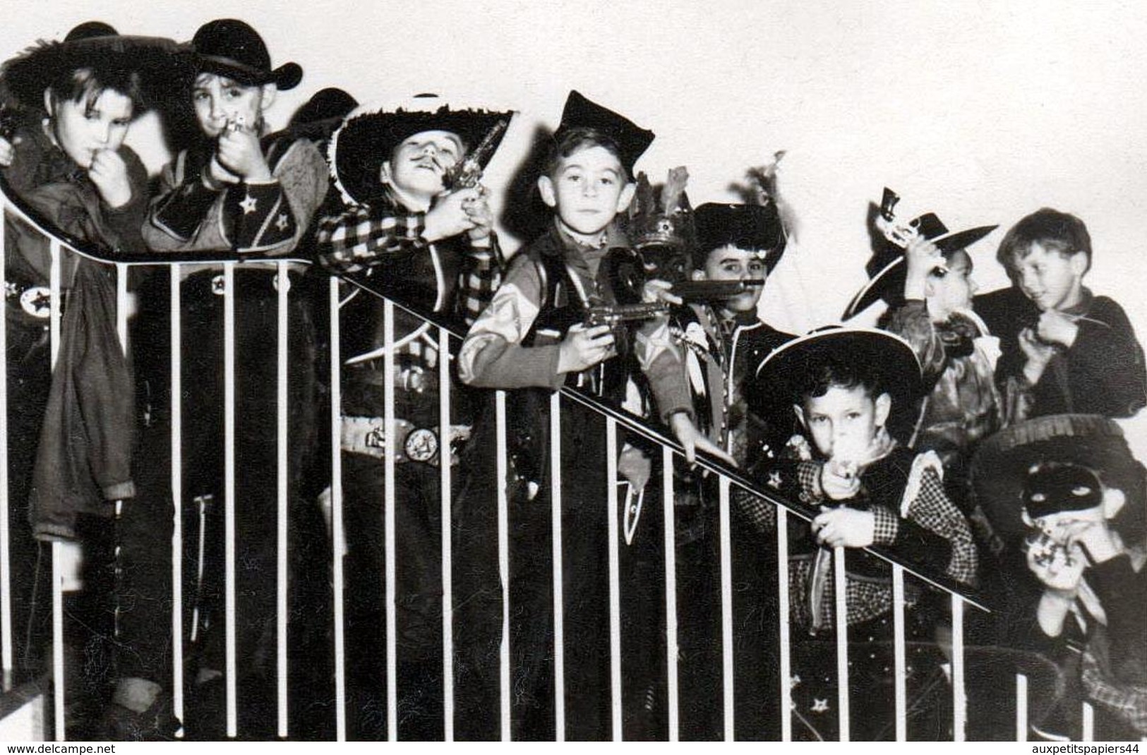 Photo Originale Il était Une Fois Dans L'Ouest Une Bande De Cow-Boy Dans Un Escalier - Déguisements En 1960 - Zorro - Personnes Anonymes