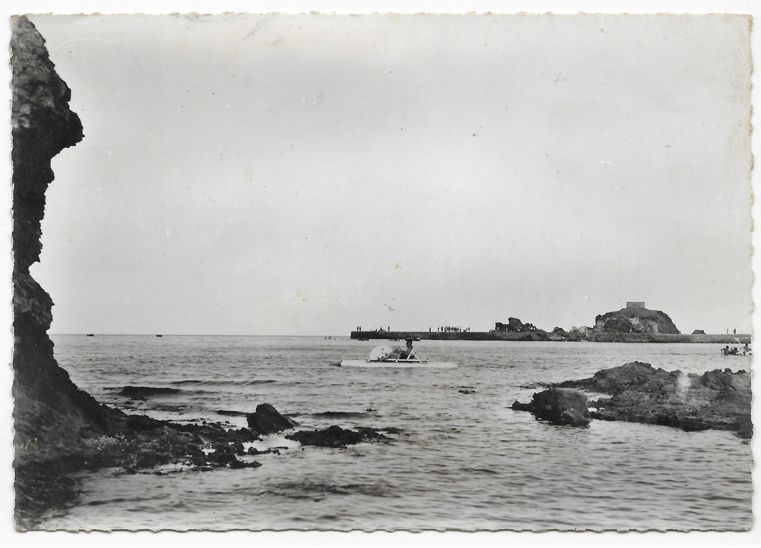 Banyuls Sur Mer La Jetée Et La Baie Pédalo - Banyuls Sur Mer