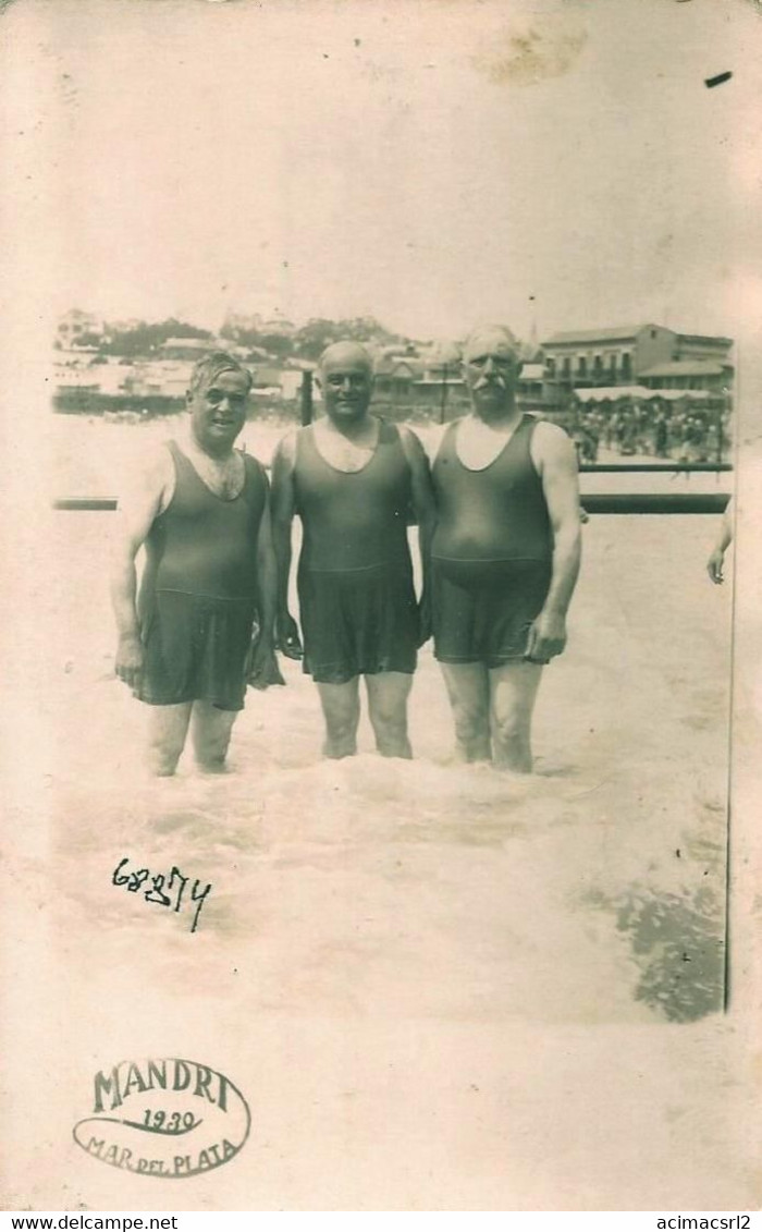 X1853 MEN HOMMES In Old Mankini Swimsuit By The Beach - Photo Postcard 1939 Gay Int. / By Mandri - Personnes Anonymes