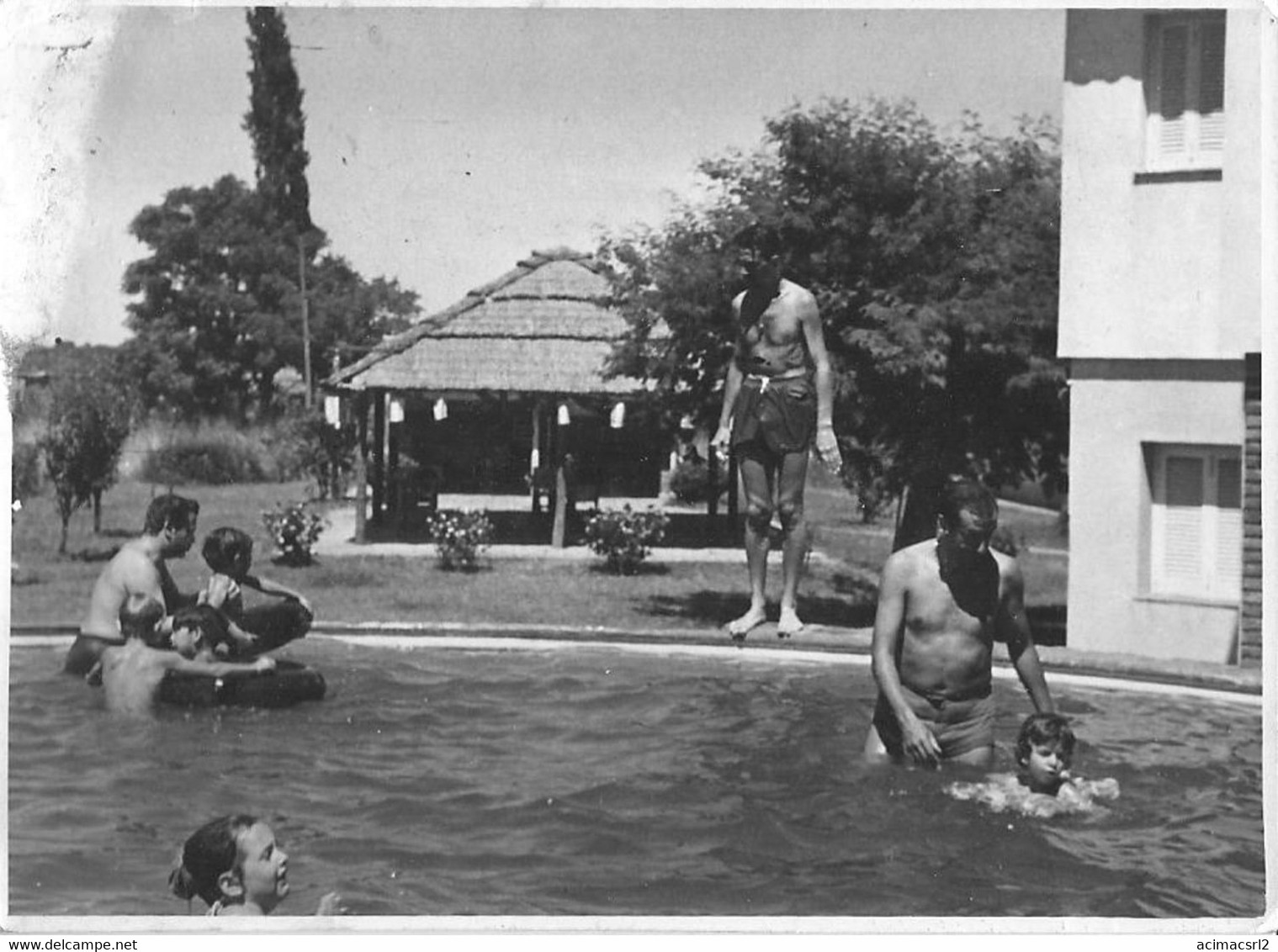 X1854 MEN HOMMES And BOYS GARCONS In Swimsuit By The Pool Piscine - Photo 11x8cm 1960' - Personnes Anonymes