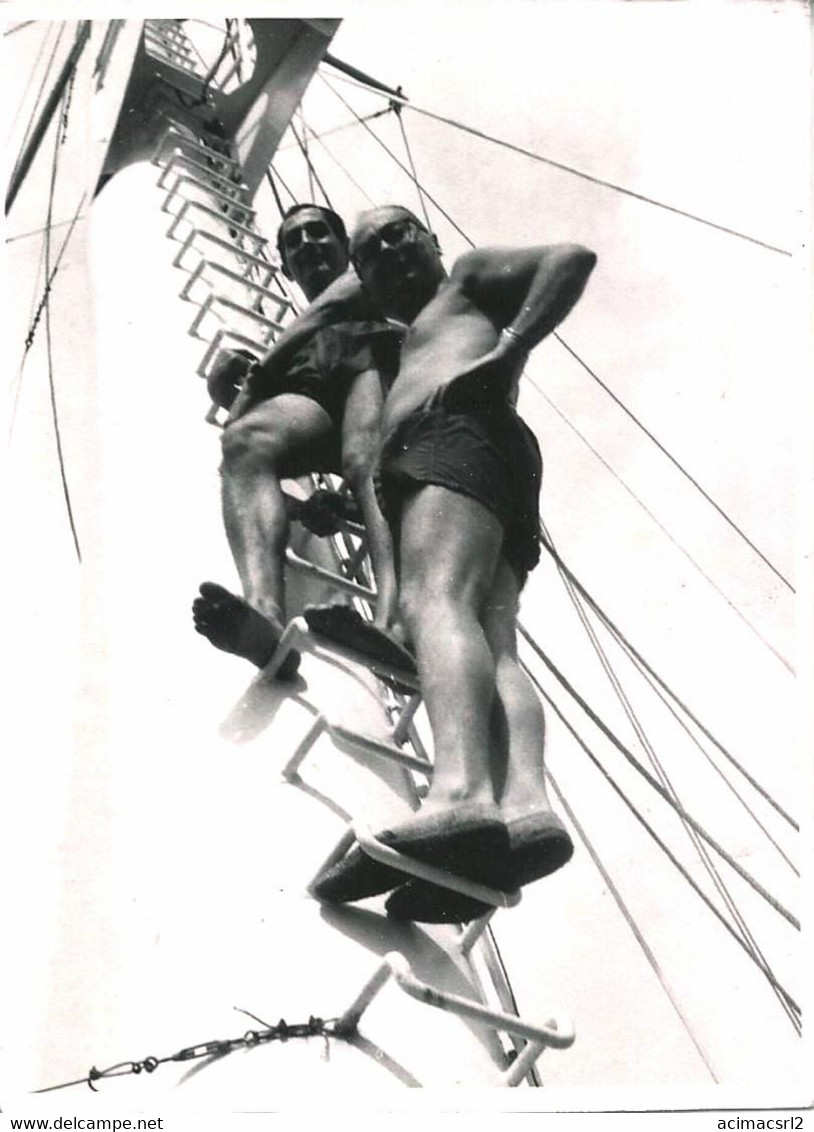 X1856 MEN HOMMES In Swimsuit On The Sailboat's Mainmast / Sur Le Grand Mât Du Voilier - Photo 11x8cm 1960' Gay Int - Personnes Anonymes