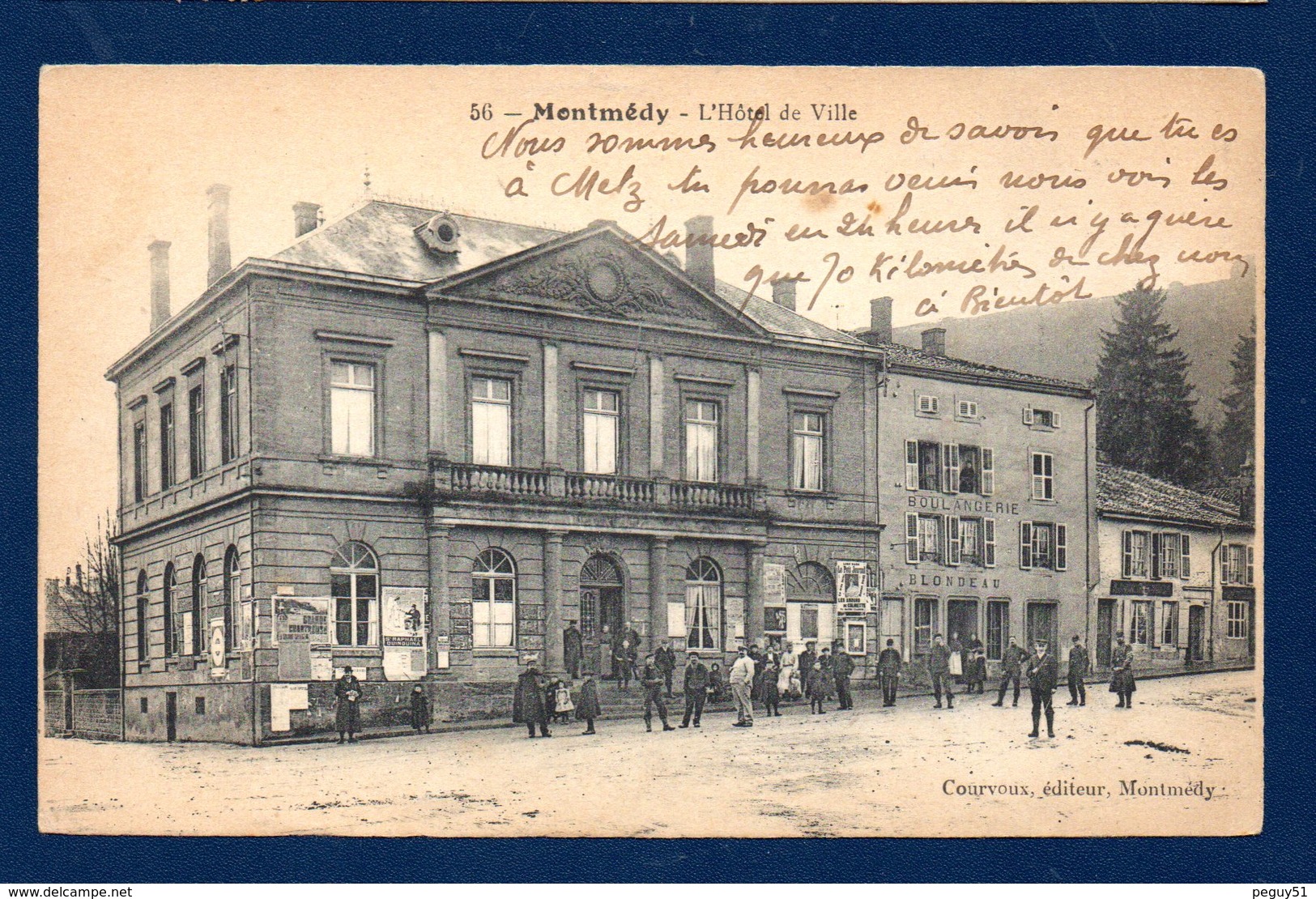 55. Montmédy. L' Hôtel De Ville. Boulangerie Blondeau. Militaires Et Passants. 1921 - Montmedy