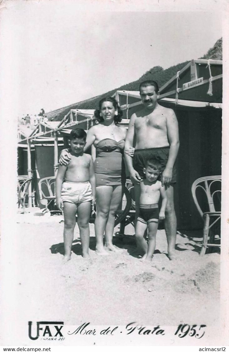 X1859 BOYS GARCONS And PARENTS In Swimsuit At The Beach HOLIDAY FAMILY - Photo Postcard 1955 - Personnes Anonymes