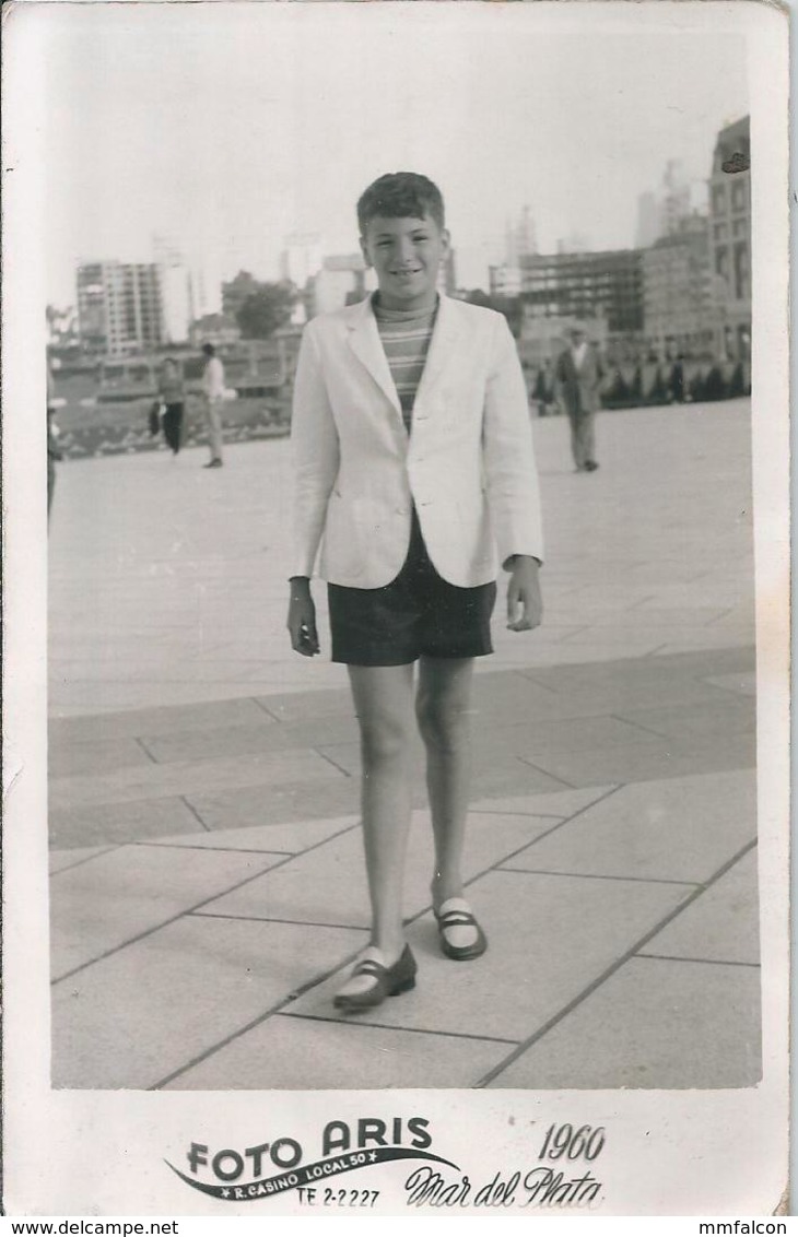 BOY GARCON In Shorts & Suit Walking By Ramble At The Beach HOLIDAY FAMILY - Photo PC 1960 - Personnes Anonymes