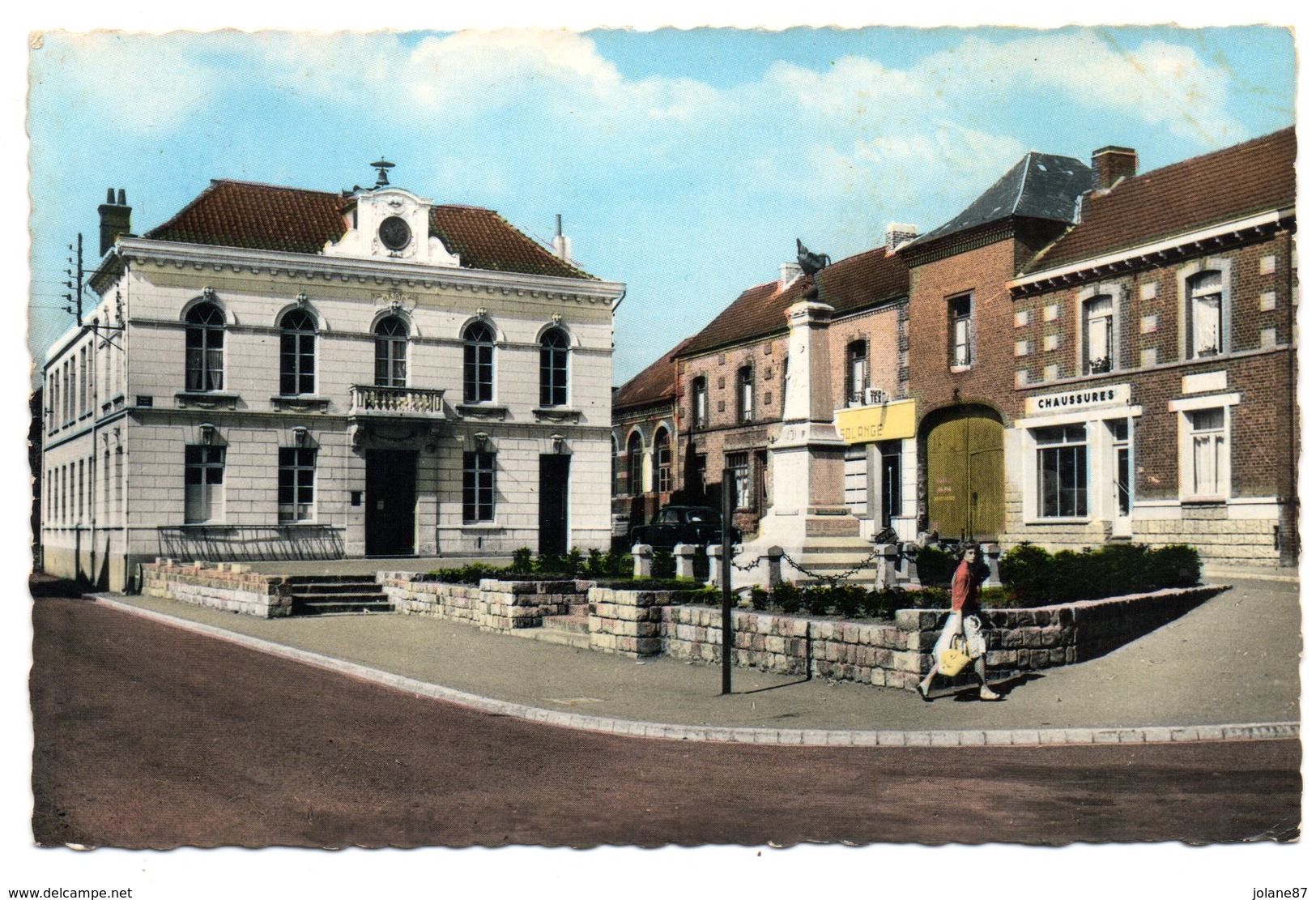 CPA   62      BEUVRY          MAIRIE     MONUMENT AUX MORTS      MAGASIN DE CHAUSSURES - Beuvry