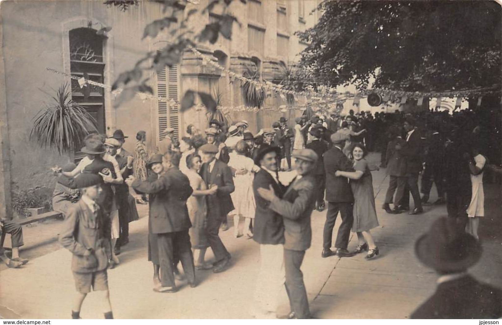 PHOTOGRAPHIE - CARTE PHOTO - DANSE, BAL POPULAIRE - Photographie