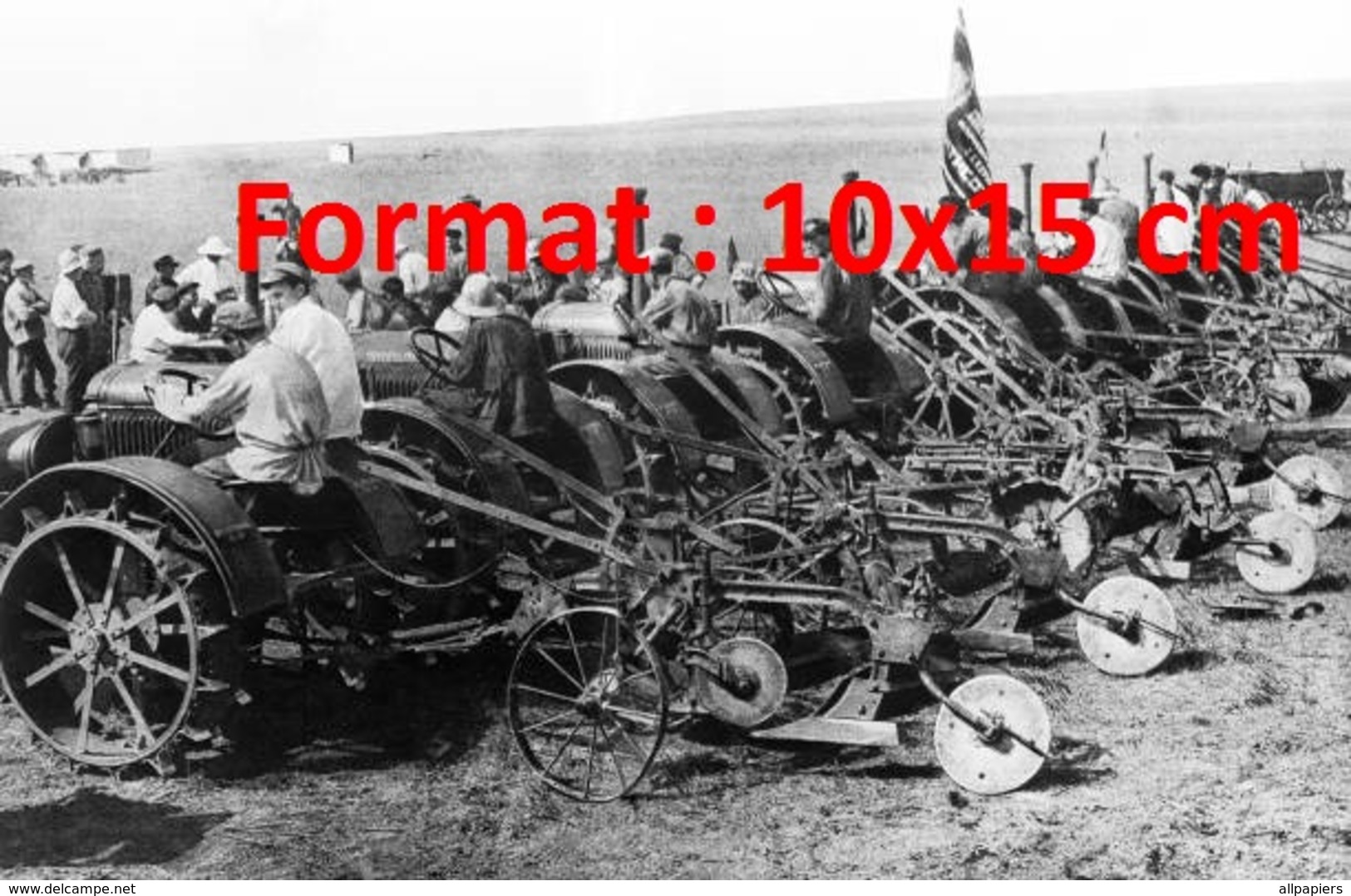 Reproduction D'une Photographie Ancienne D'e Nombreux Tracteurs Prêt Un Travailler Dans Un Champs - Autres & Non Classés